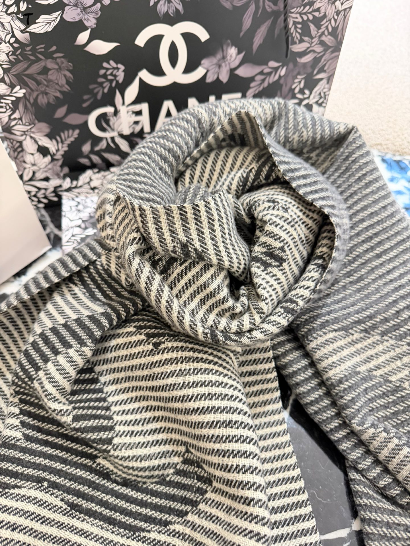 Elegante Bufanda/Chal Chanel de Lana con Flecos y Diseño Geométrico para Otoño/Invierno 3 i1760276769037 814 0 2