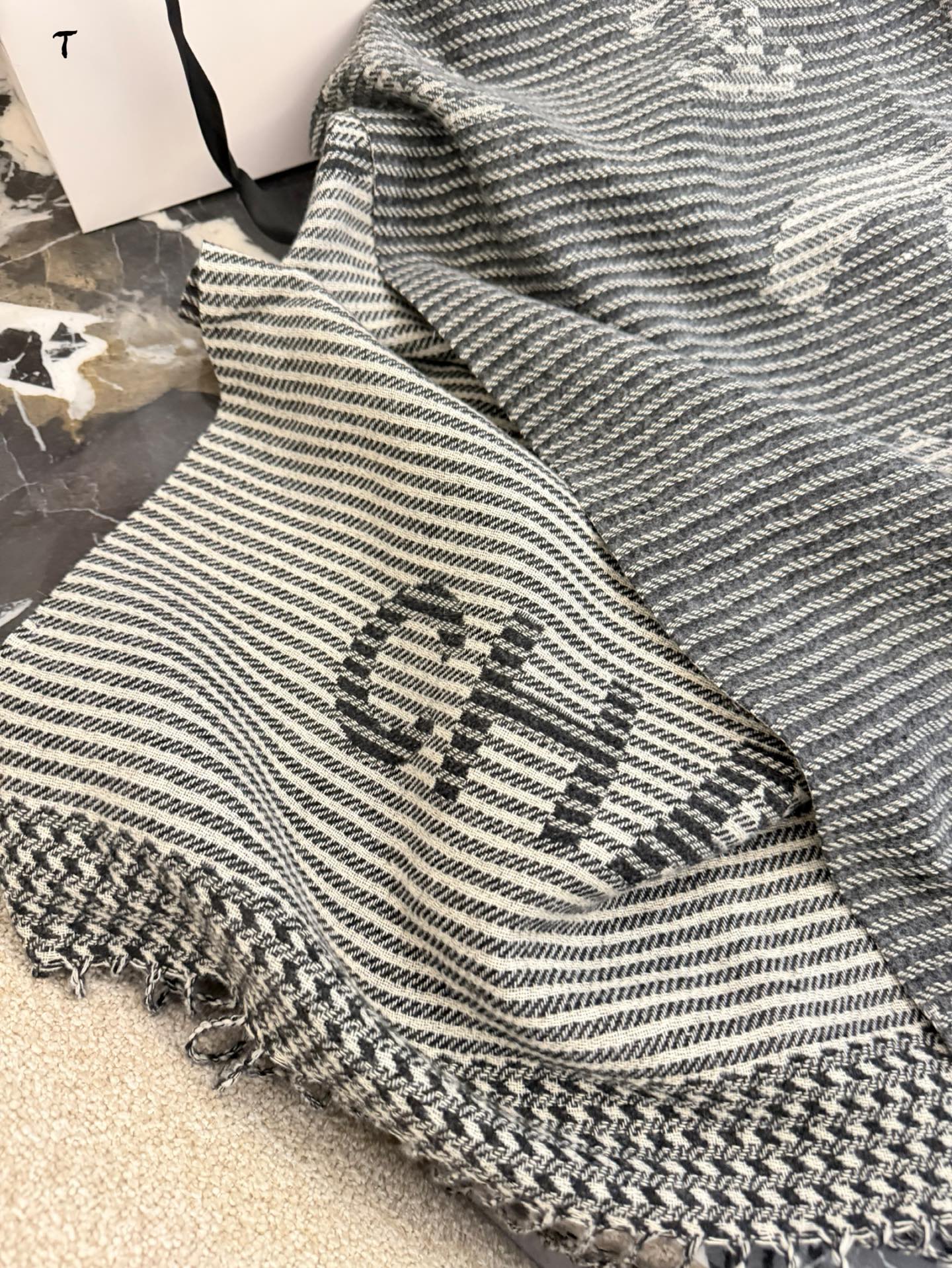 Elegante Bufanda/Chal Chanel de Lana con Flecos y Diseño Geométrico para Otoño/Invierno 6 i1760276787922 5765 0 8