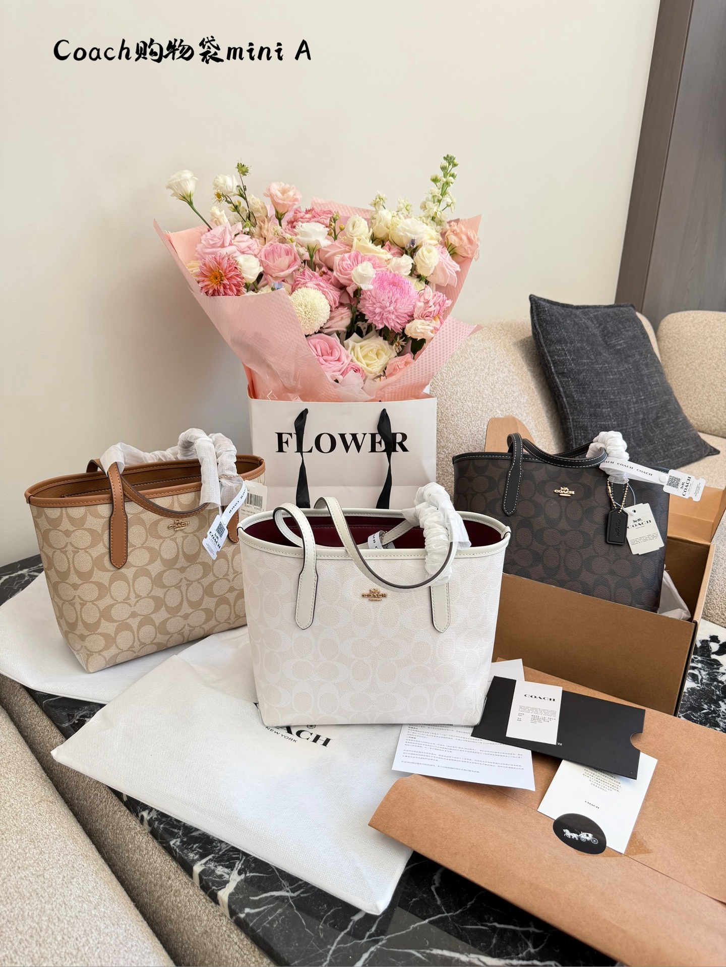 Coach City23 bolso tote, Coach City23 bolso tote color té con leche, lona clásica con estampado + asas de cuero marrón,…