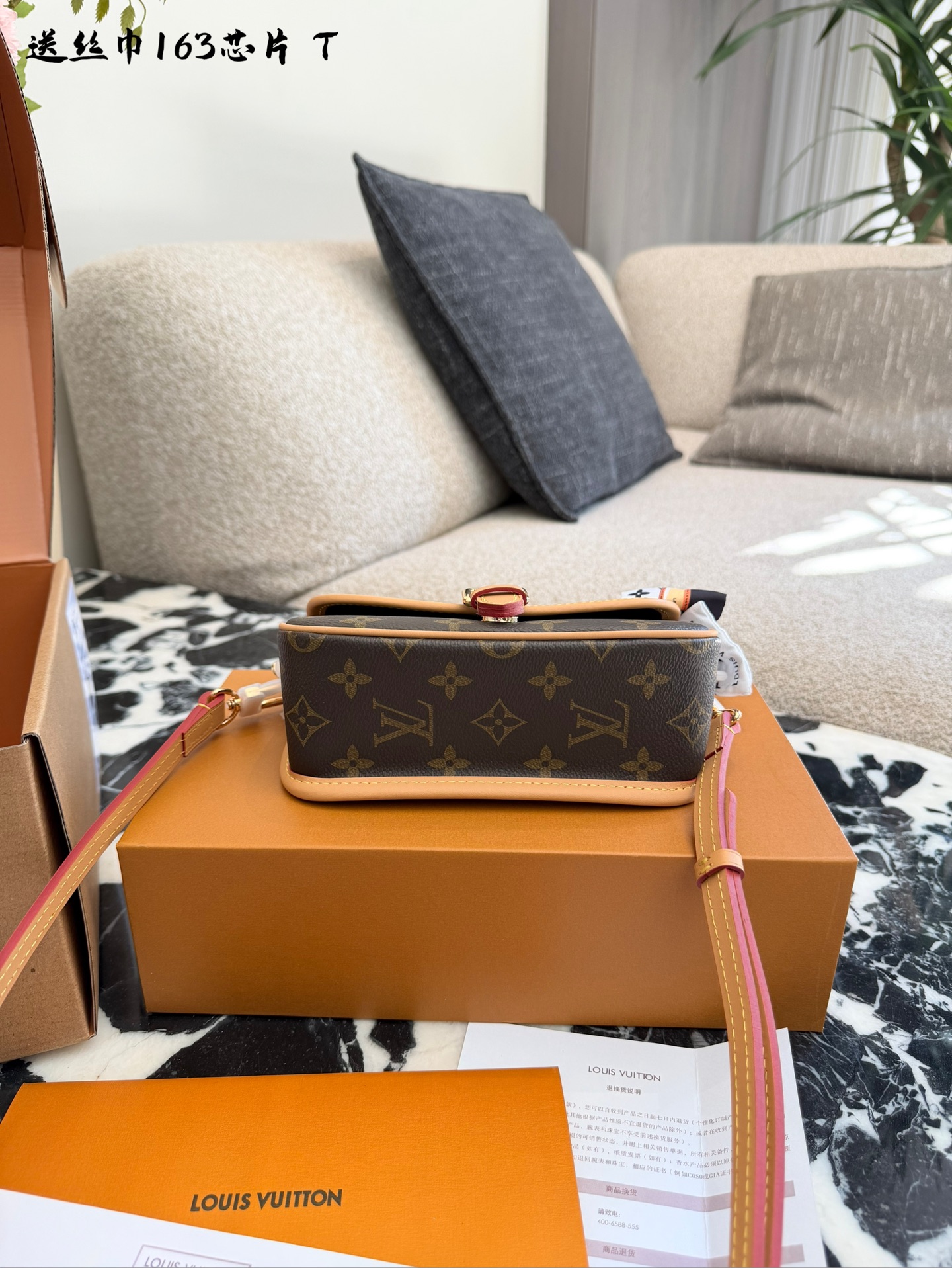 LV Diane Nano迷你法棍包💰260
LV Diane Nano迷你法棍包,经典Monogram
Empreinte皮革+天然牛皮饰边,复古优雅感拉满!尺寸19x10.5x6cm,小巧精致,日常手机口红都能装下针。可拆卸手柄+可调节肩带,手提、单肩、斜挎都OK,灵活百搭。圆润翻盖+腰带式开合,细节满分,实用又时髦,通 勤休闲都能轻松驾驭,是LV家 超受欢迎的热门款!双盒包装