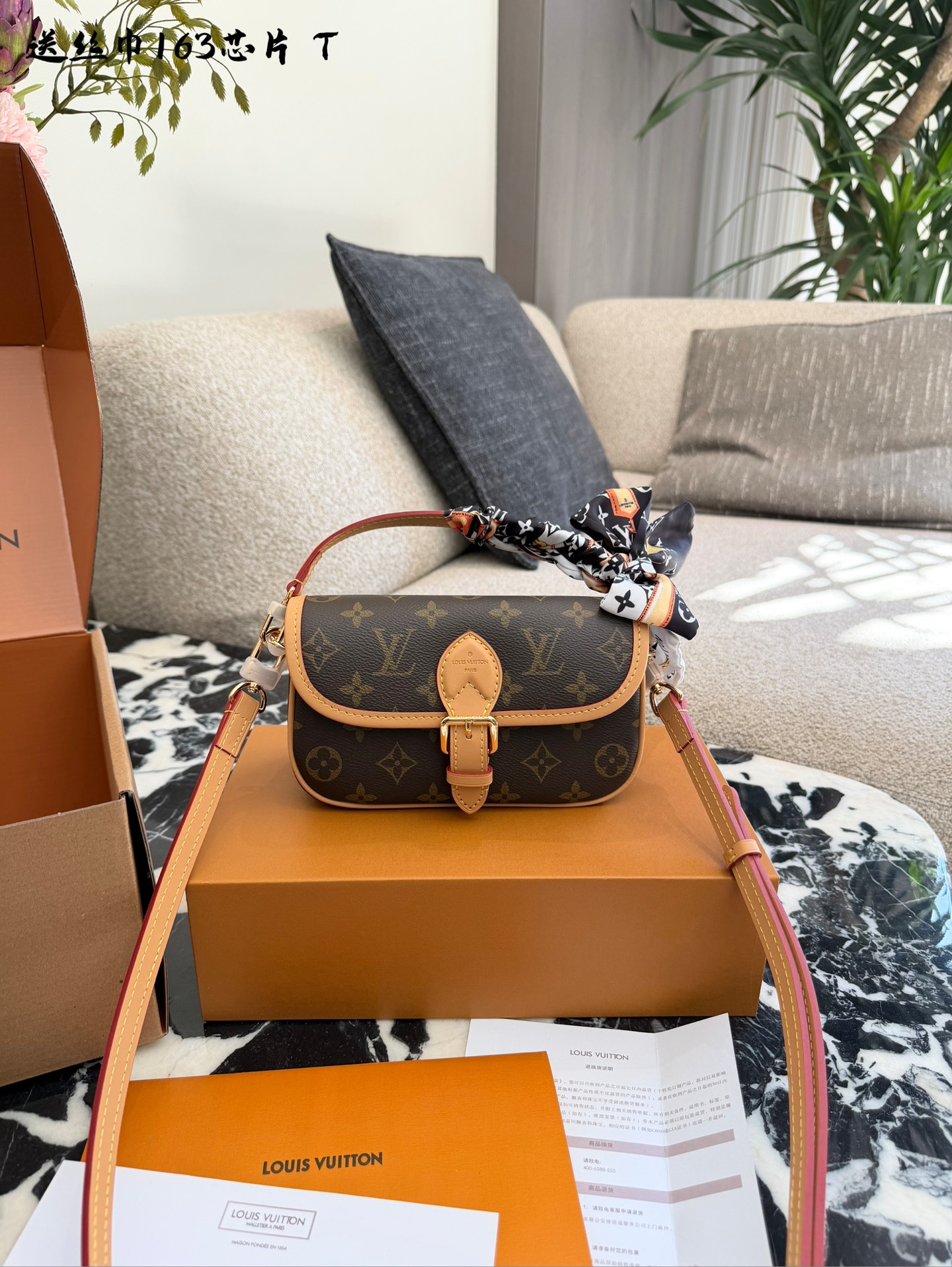 LV Diane Nano迷你法棍包💰260
LV Diane Nano迷你法棍包,经典Monogram
Empreinte皮革+天然牛皮饰边,复古优雅感拉满!尺寸19x10.5x6cm,小巧精致,日常手机口红都能装下针。可拆卸手柄+可调节肩带,手提、单肩、斜挎都OK,灵活百搭。圆润翻盖+腰带式开合,细节满分,实用又时髦,通 勤休闲都能轻松驾驭,是LV家 超受欢迎的热门款!双盒包装