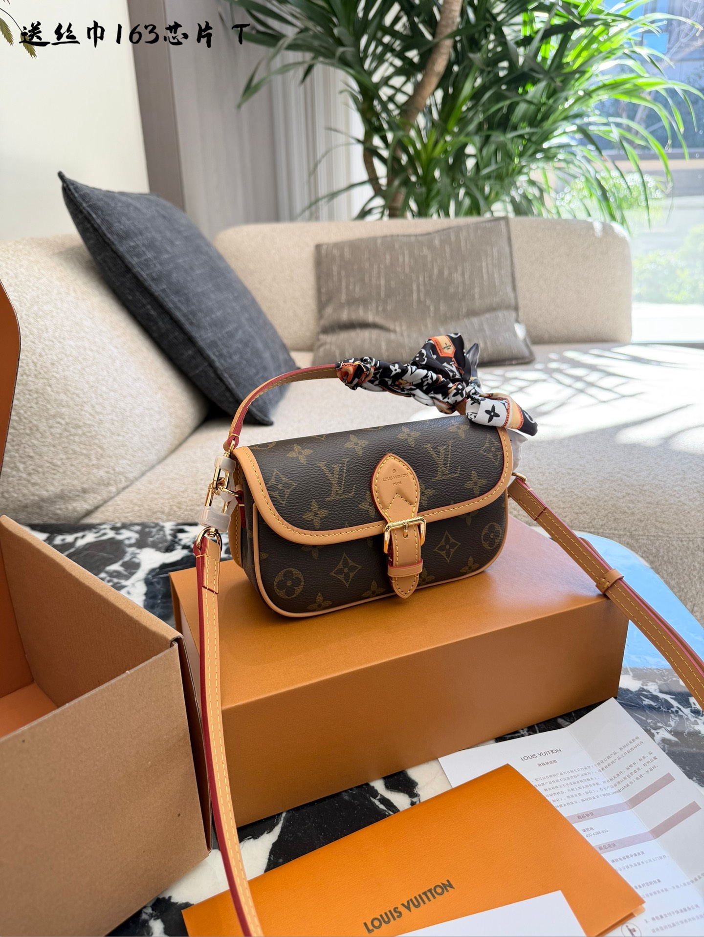 LV Diane Nano迷你法棍包💰260
LV Diane Nano迷你法棍包,经典Monogram
Empreinte皮革+天然牛皮饰边,复古优雅感拉满!尺寸19x10.5x6cm,小巧精致,日常手机口红都能装下针。可拆卸手柄+可调节肩带,手提、单肩、斜挎都OK,灵活百搭。圆润翻盖+腰带式开合,细节满分,实用又时髦,通 勤休闲都能轻松驾驭,是LV家 超受欢迎的热门款!双盒包装