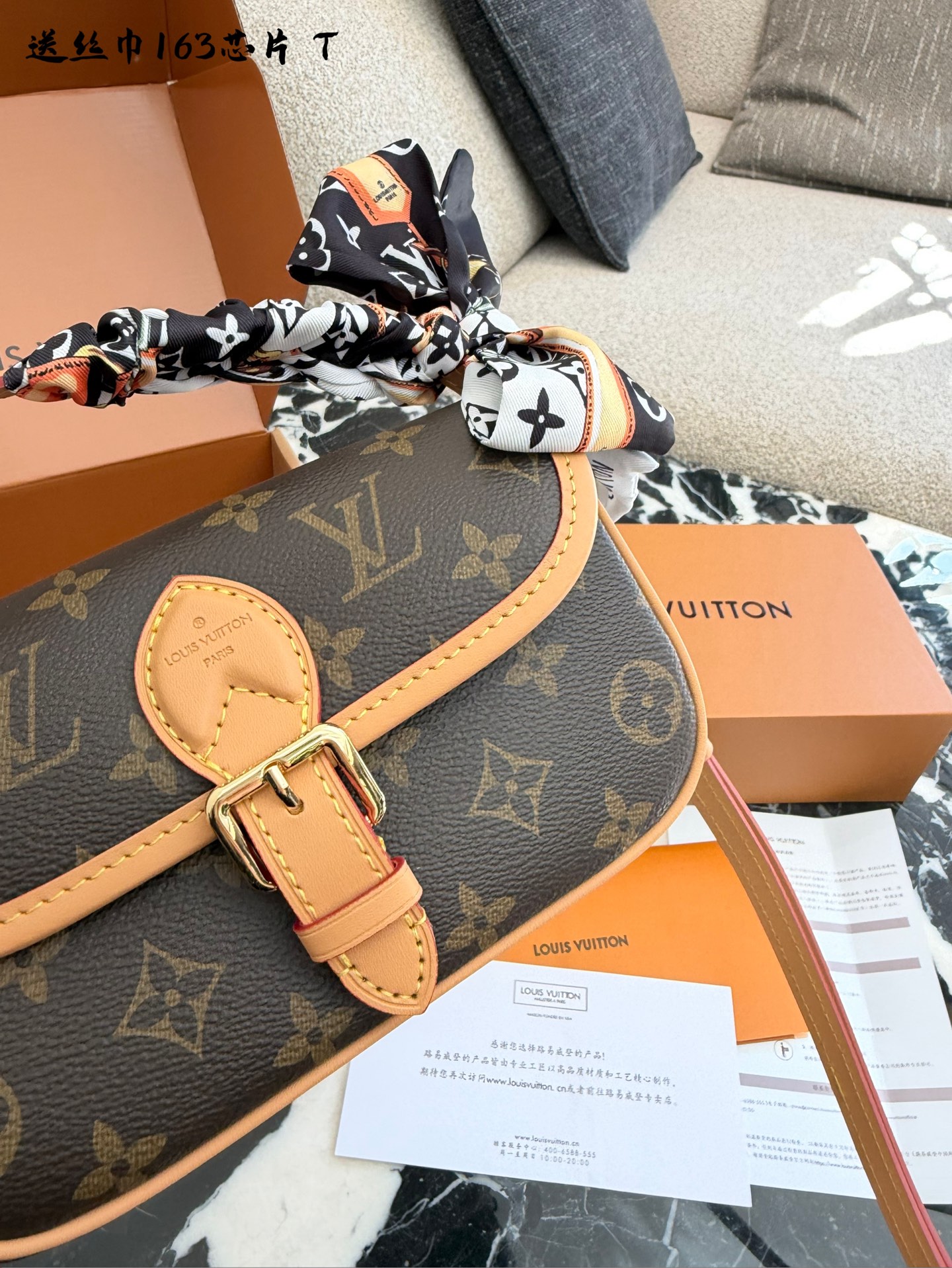 LV Diane Nano迷你法棍包💰260
LV Diane Nano迷你法棍包,经典Monogram
Empreinte皮革+天然牛皮饰边,复古优雅感拉满!尺寸19x10.5x6cm,小巧精致,日常手机口红都能装下针。可拆卸手柄+可调节肩带,手提、单肩、斜挎都OK,灵活百搭。圆润翻盖+腰带式开合,细节满分,实用又时髦,通 勤休闲都能轻松驾驭,是LV家 超受欢迎的热门款!双盒包装