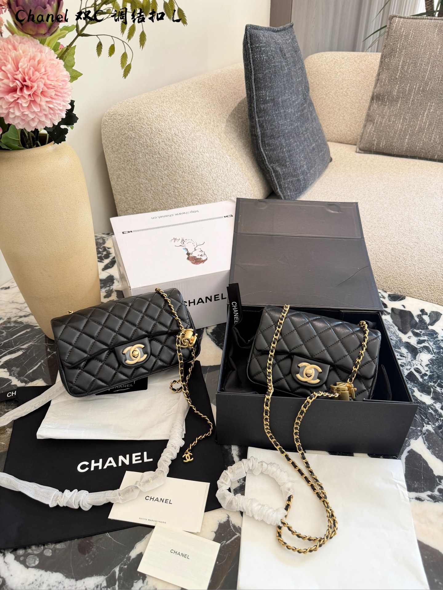 💰260
香奈儿25B双C扣方胖子
▼香奈儿25B双C扣方胖子,黑金配色超经典,羊皮+菱格纹+金属链条,质感满分+。双C调节扣设计,链条长度随心调,单肩斜挎都OK!包身小巧但容量实用,通勤逛街都很适合。黑金配色百搭又高级,链条细节超有辨识度,是香奈儿热门款,实用又有收藏价值,真的很推荐入手!17cm 20cm