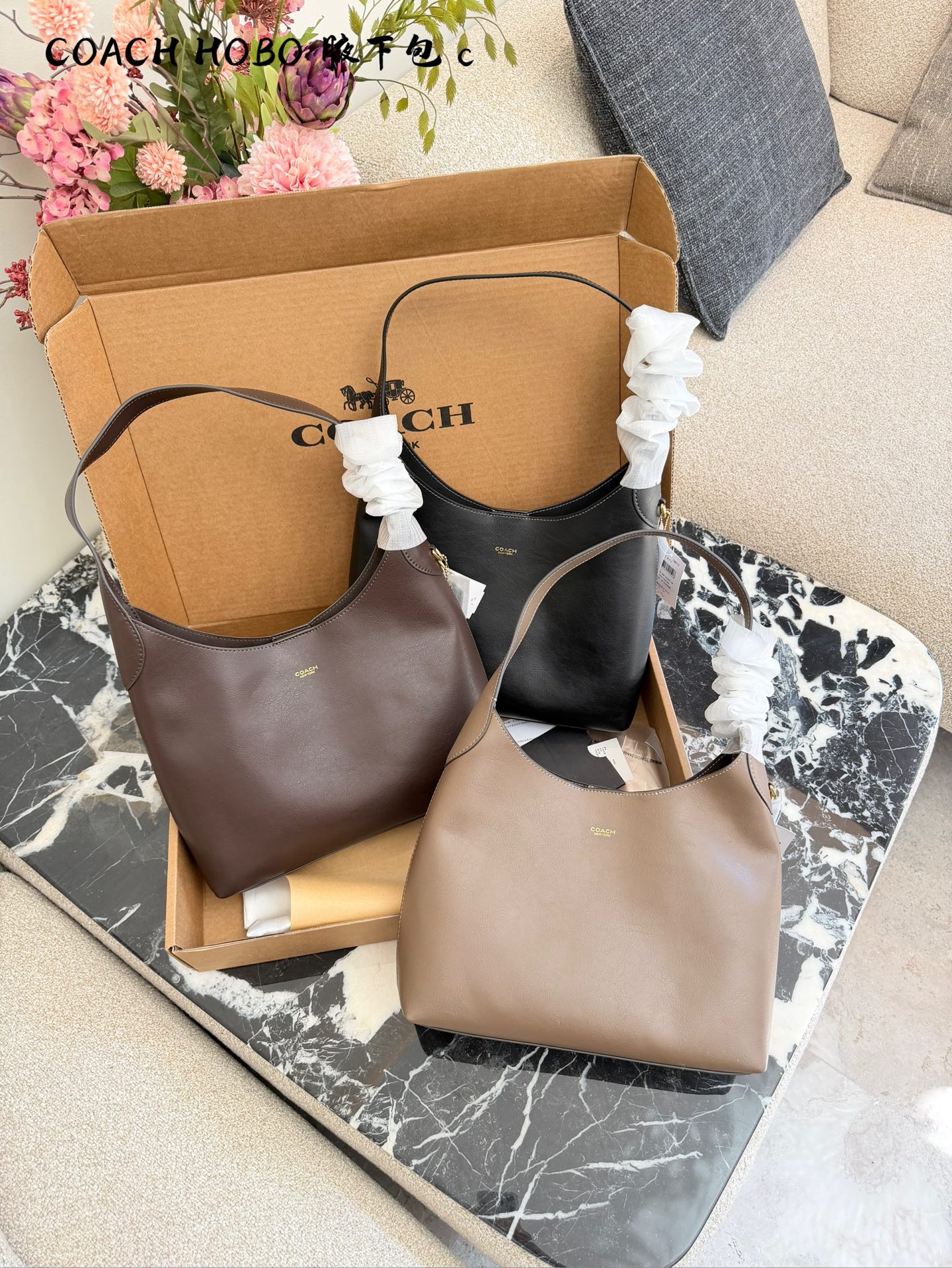 蔻驰Brooklyn 28单肩包​​💰280 👜COACH Brooklyn 28单肩包，柔软粒面皮革+简约线条，低调烫金Logo超有质感！28cm容量刚好，通勤约会都能装下笔记本、钱夹等日常物品✨。按扣开合设计，安全又方便，肩带长度适中，单肩or手提都OK。黑色百搭，秋冬穿搭必备，极简风+耐磨材质，实用又时髦，是轻奢包包里的经典款！💼