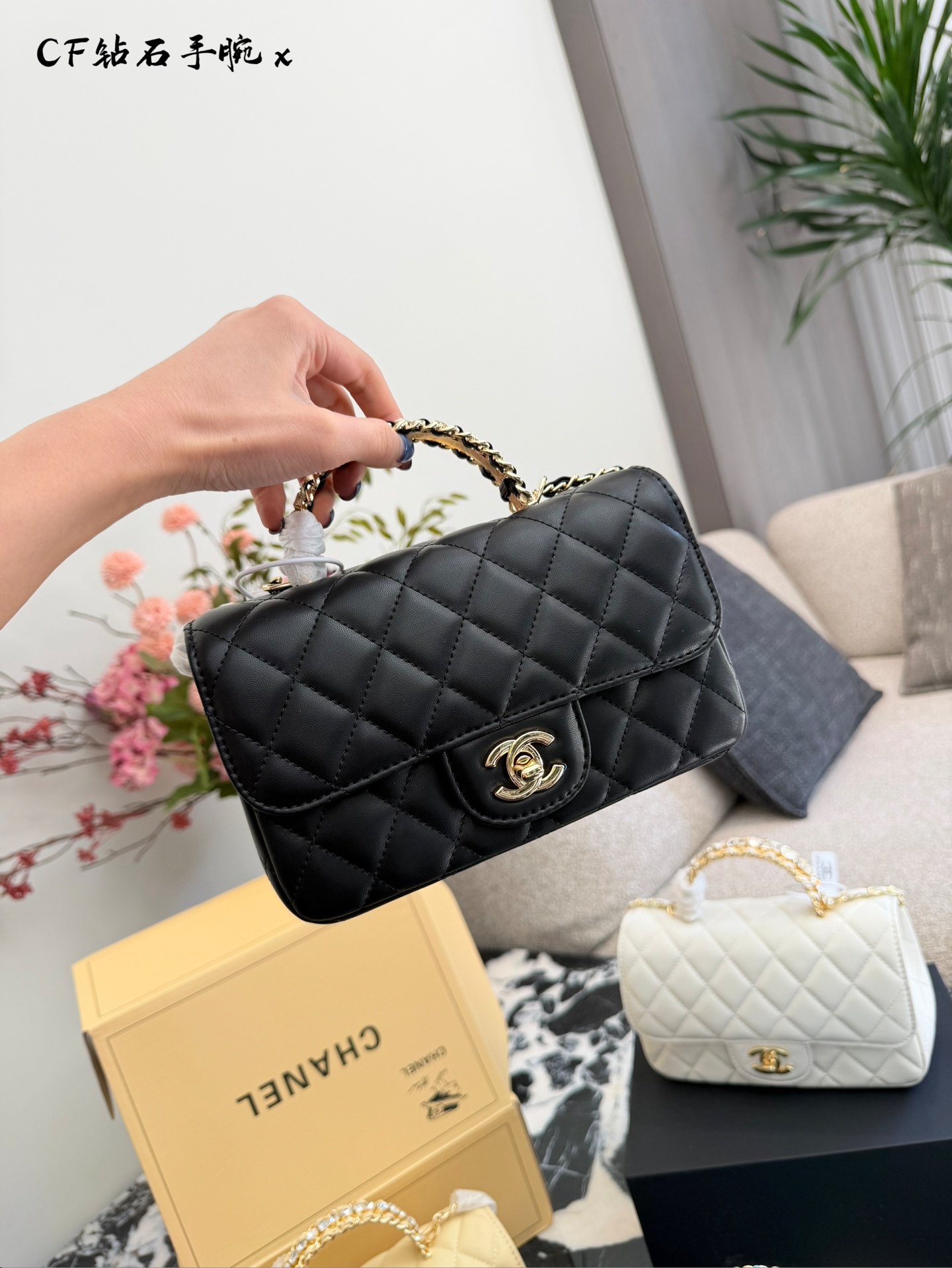 💰280 镶满水钻💎的Chanel尊的美疯了 香奶奶你别太会 居然出了镶满水钻的包包 这谁能不爱啊 淡金色五金+水钻巨显贵好嘛? 20cm双盒