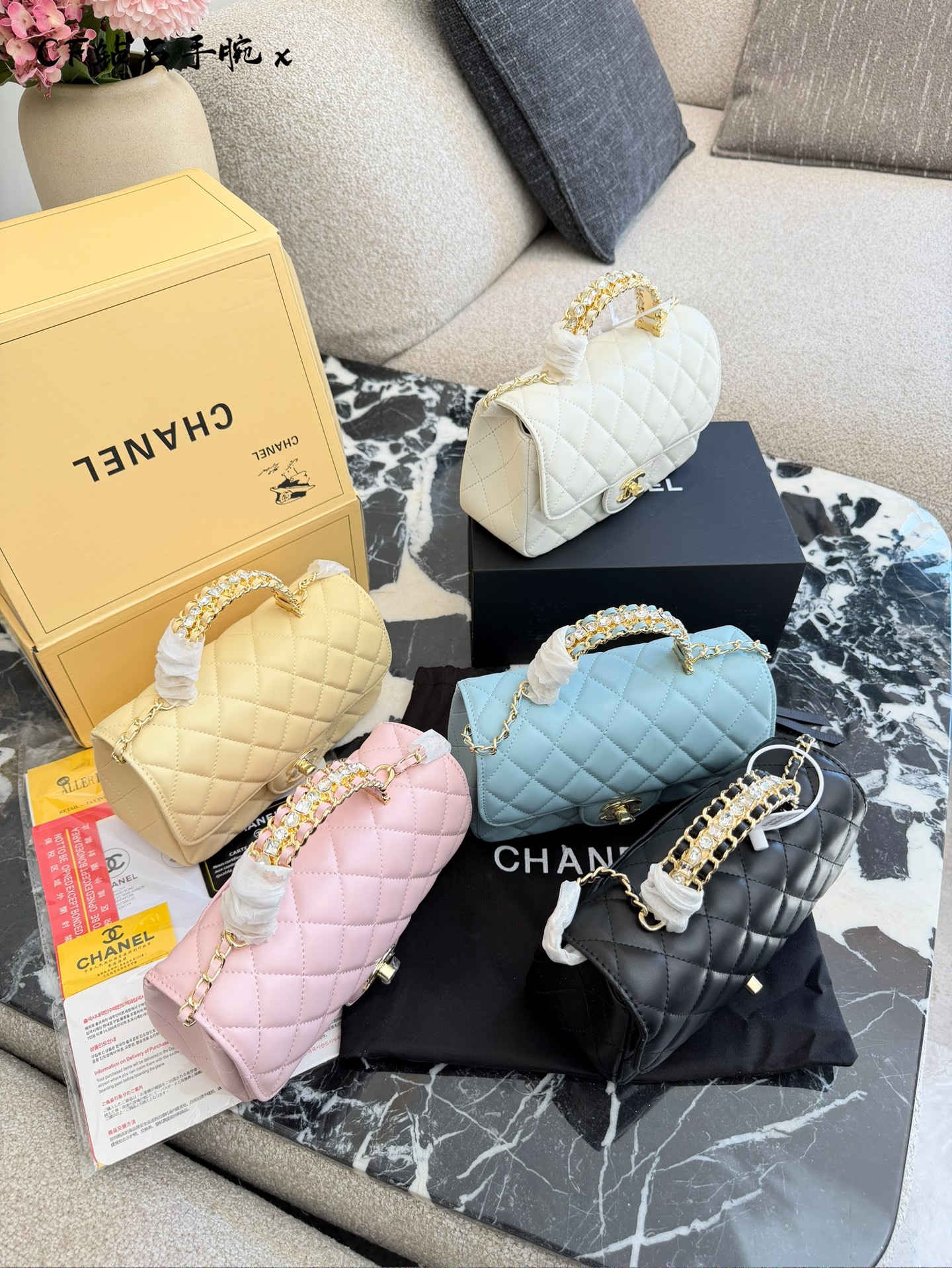 💰280 镶满水钻💎的Chanel尊的美疯了 香奶奶你别太会 居然出了镶满水钻的包包 这谁能不爱啊 淡金色五金+水钻巨显贵好嘛? 20cm双盒