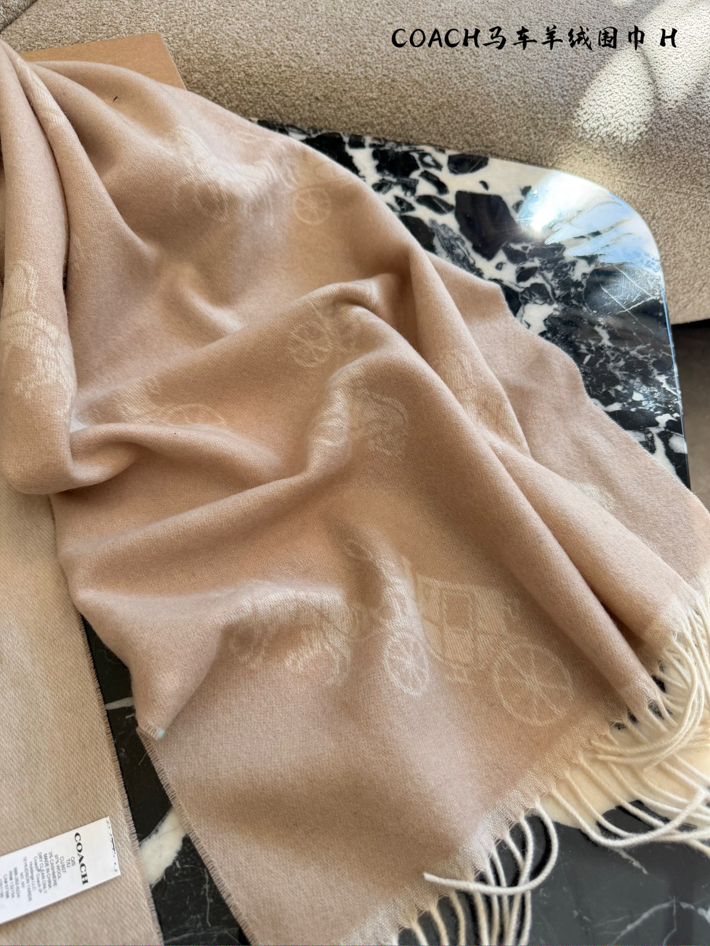 p225
COACH新款马车羊绒围巾，采用100%高原羊绒，手感柔软滑糯，保暖性超赞!水波纹渐变设计+精致穗边，优雅又有质感十。尺寸70x200cm，含穗边，搭配多种穿搭都很出彩。身份感满满甲。高端定位，皇室御用，秋冬季节必备，奢华又实用!配盒子