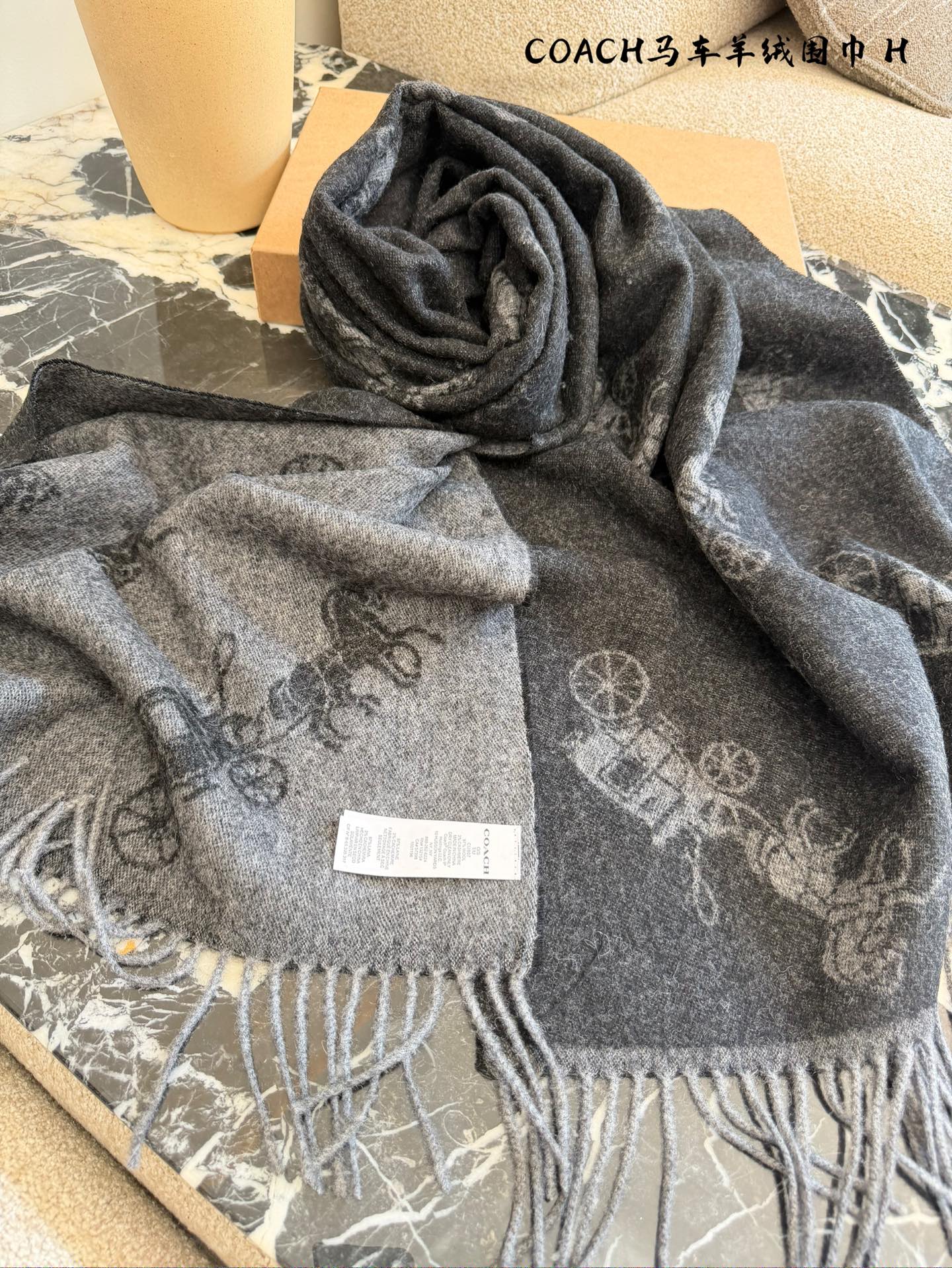 p225
COACH新款马车羊绒围巾，采用100%高原羊绒，手感柔软滑糯，保暖性超赞!水波纹渐变设计+精致穗边，优雅又有质感十。尺寸70x200cm，含穗边，搭配多种穿搭都很出彩。身份感满满甲。高端定位，皇室御用，秋冬季节必备，奢华又实用!配盒子