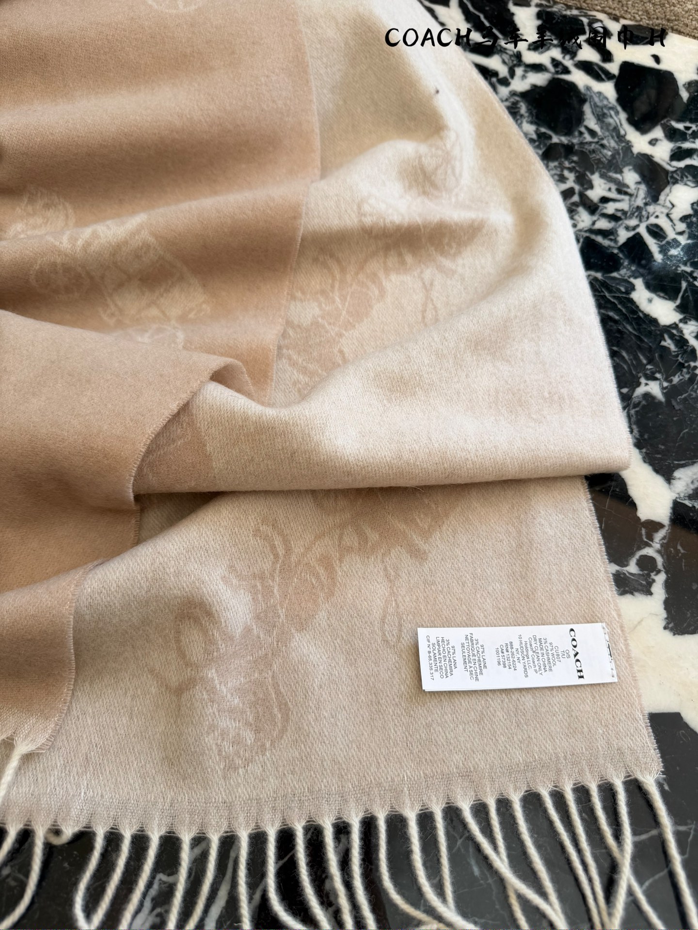 p225
COACH新款马车羊绒围巾，采用100%高原羊绒，手感柔软滑糯，保暖性超赞!水波纹渐变设计+精致穗边，优雅又有质感十。尺寸70x200cm，含穗边，搭配多种穿搭都很出彩。身份感满满甲。高端定位，皇室御用，秋冬季节必备，奢华又实用!配盒子