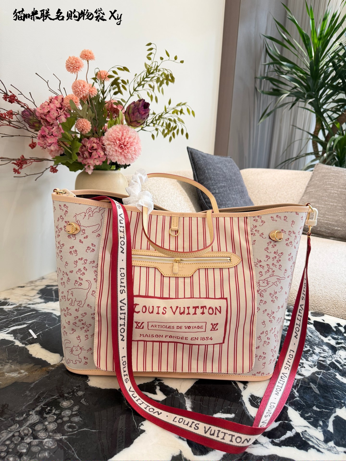LV猫咪联名购物袋💰280 
这是- -款L ouis Vuitton与Grace Coddington联名的猫咪主题购物袋，设计上融入了可爱的猫咪图案和经典的LV条纹元素。包包采用柔软的帆布材质，轻便耐用，适合日常使用或旅行携带。内衬也有猫咪图案，细节满满。
35cm无盒