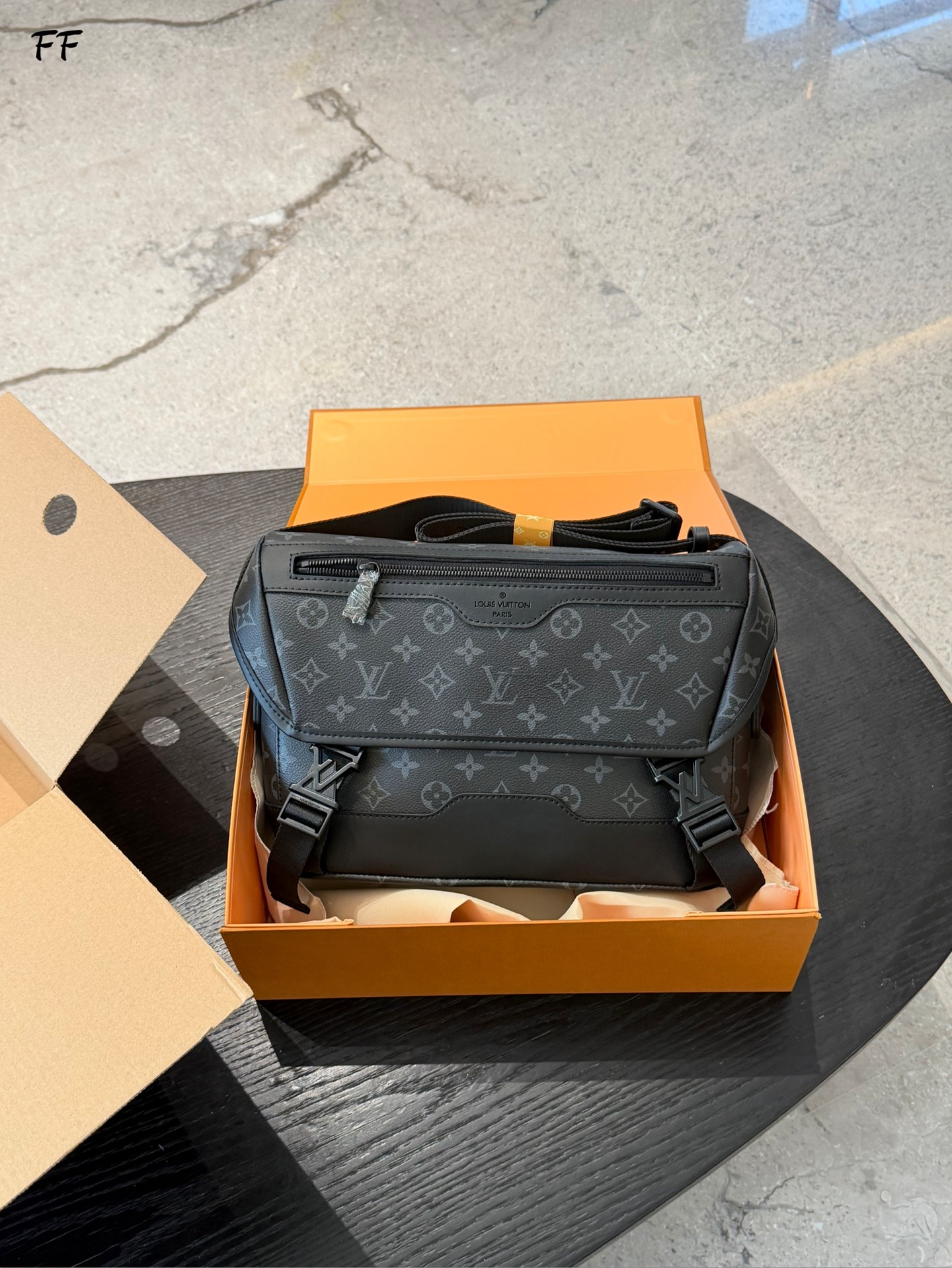 LV Monogram Shadow邮差包 LV Messenger Voyager pM邮差包,采用MonogramShadow小牛皮,经典老花图案低调又有质感.尺寸适中,内部空间超充足,平板、笔记本都能轻松装下,通勤或短途出行都很OK!肩带可调节,单肩斜挎随心切换,实用又时髦+.灵感来自复古书包,时尚与功能兼备,是商务精英和潮流男士的理想选择!28cm配盒子