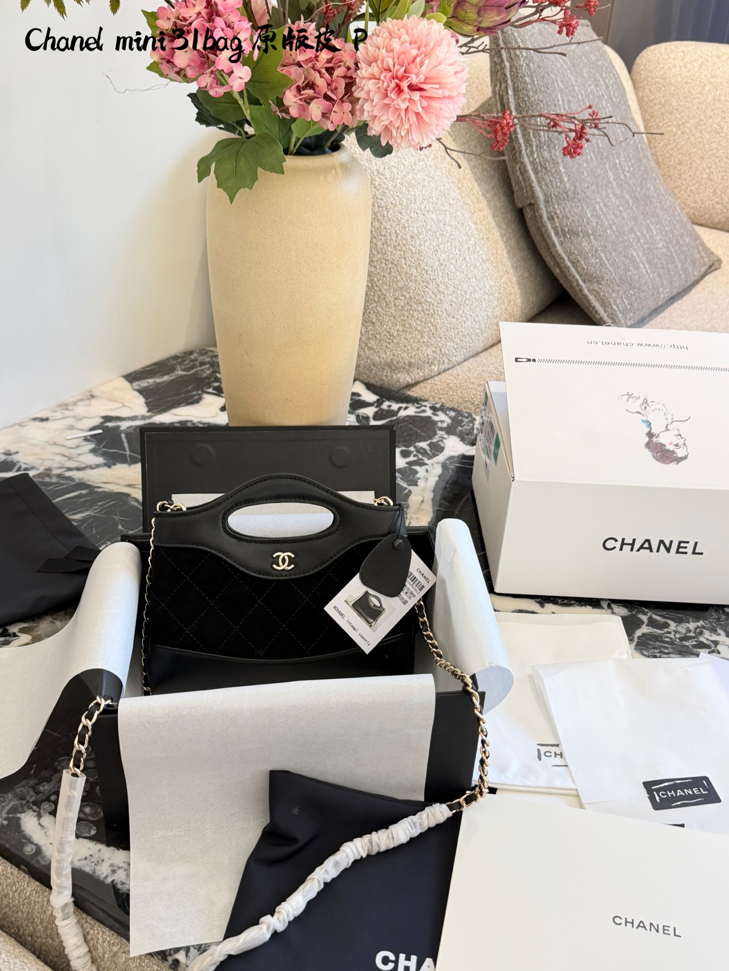 💰280
香奈儿31bag nano麂皮包
t香奈儿31bag nano横版,黑色麂皮+光滑皮革拼接,经典菱格纹+淡金色双C标志,复古优雅气质满分!尺寸约20.5cm,轻巧便携,链条肩带可调节,手提斜挎都OK,通勤出行都很适合。麂皮柔软有质感,秋冬搭配超温暖,但要注意防水防污哦!双盒包装