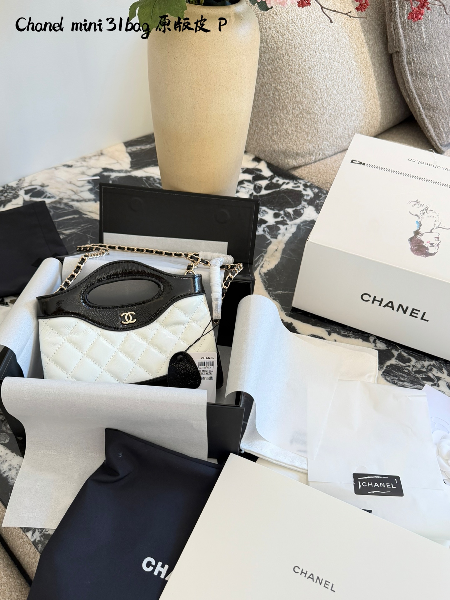 💰280 原版羊皮
Chanel 31bagnano熊猫🐼经典中的天花板
黑白熊猫配色属于新颜色
经典中的天花板,实用又可爱
不会腻的黑白拼色四季都可以背
-
18cm双盒