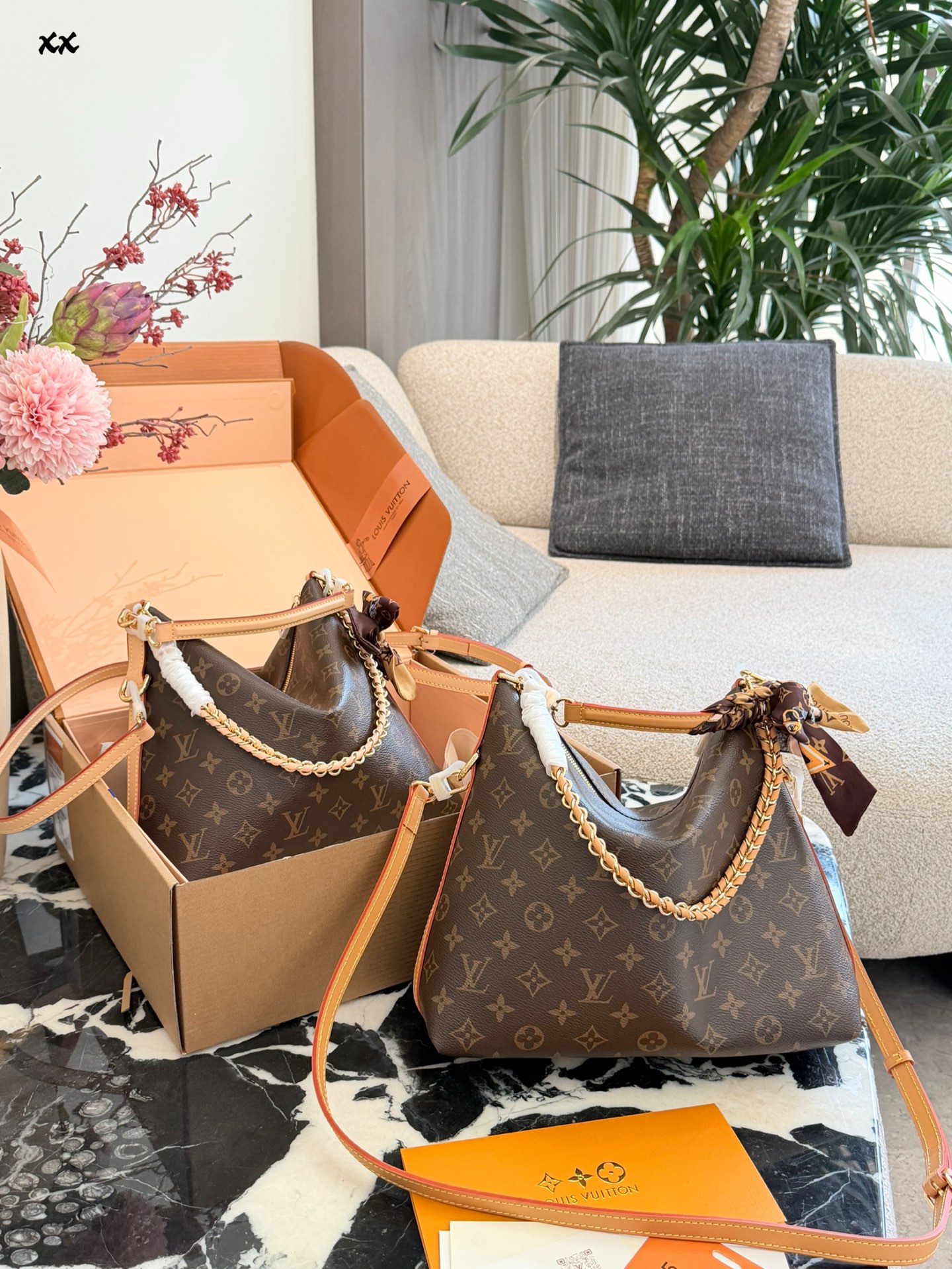 💰280
LV 新款老花MULTIPASS|经典老花、经典配色
Mulipass 手袋正如其名,是一款适合多种场合的现代风格手袋。它从 Express 手袋中汲取灵感,采用标志性的 Monogram 帆布打造随性垂坠包身,并辅以撞色VVN 牛皮革饰边。金属件为整体增添干练气质,配备可拆卸编织链条。26cm 双盒