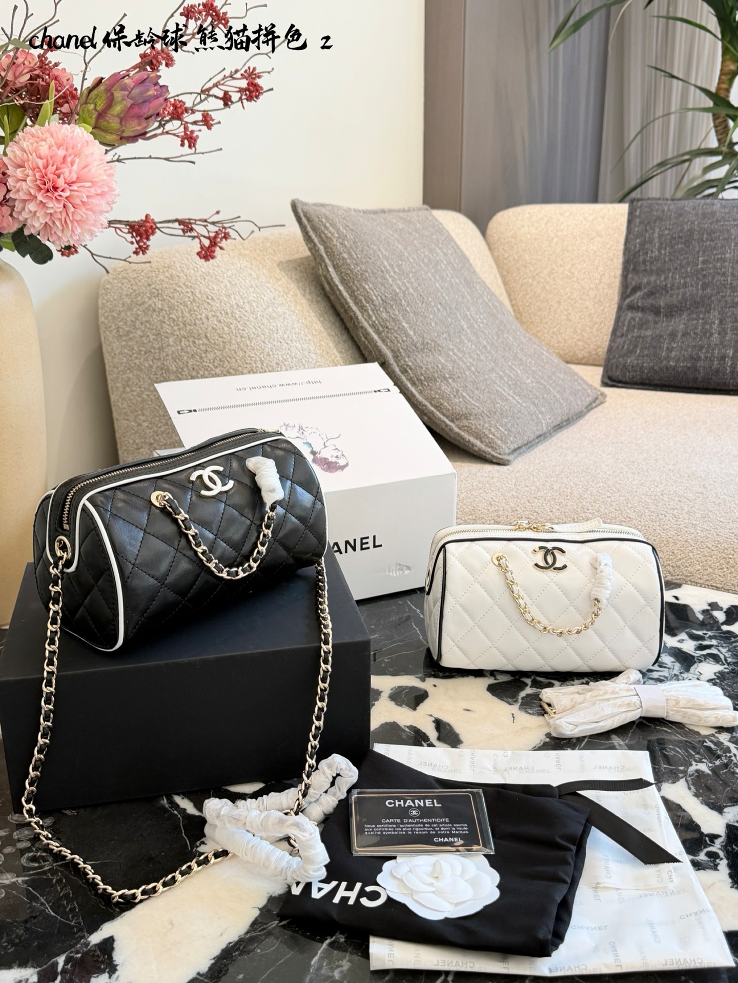 💰280 香奈儿25P保龄球包
香奈儿25P保龄球包,经典黑色白色菱格纹小羊皮,黑色滚边+金色五金,黑白撞色超有辨识度十。小巧圆筒造型,容量刚好,手机、口红都能装下。链条肩带+手柄设计,手提斜挎都很方便,日常出街百搭不出错!20cm双盒