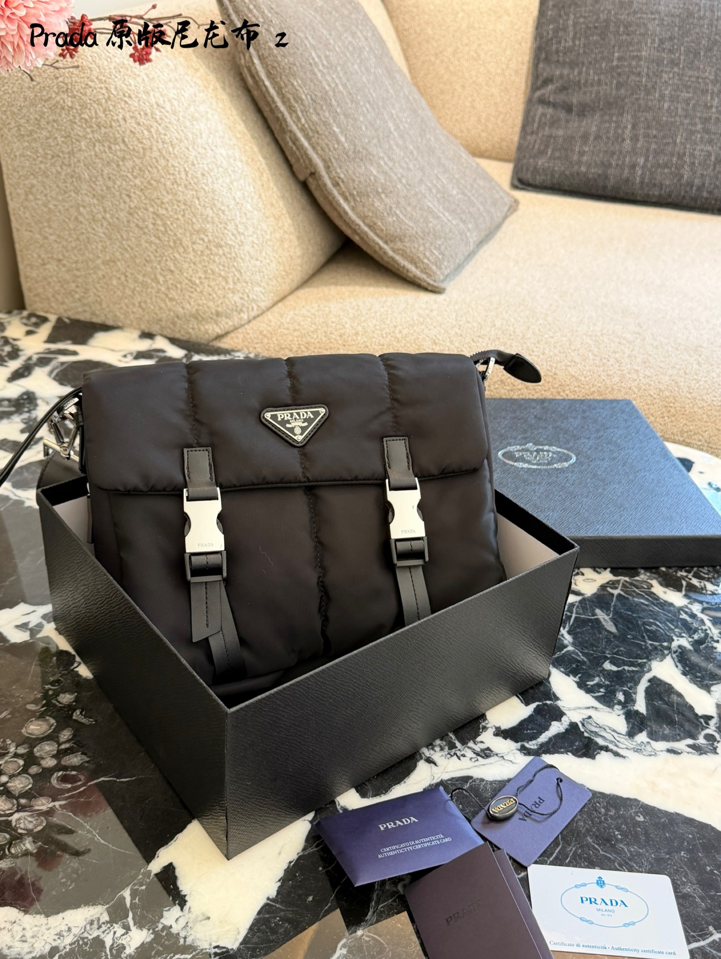 💰280
Prada尼龙邮差包更好背呀
普拉达尼龙邮差包~自重很友好
有塔扣放东西也很有安全感
肩带可以调节哦 男女同款!
又休闲又帅气26cm配盒子