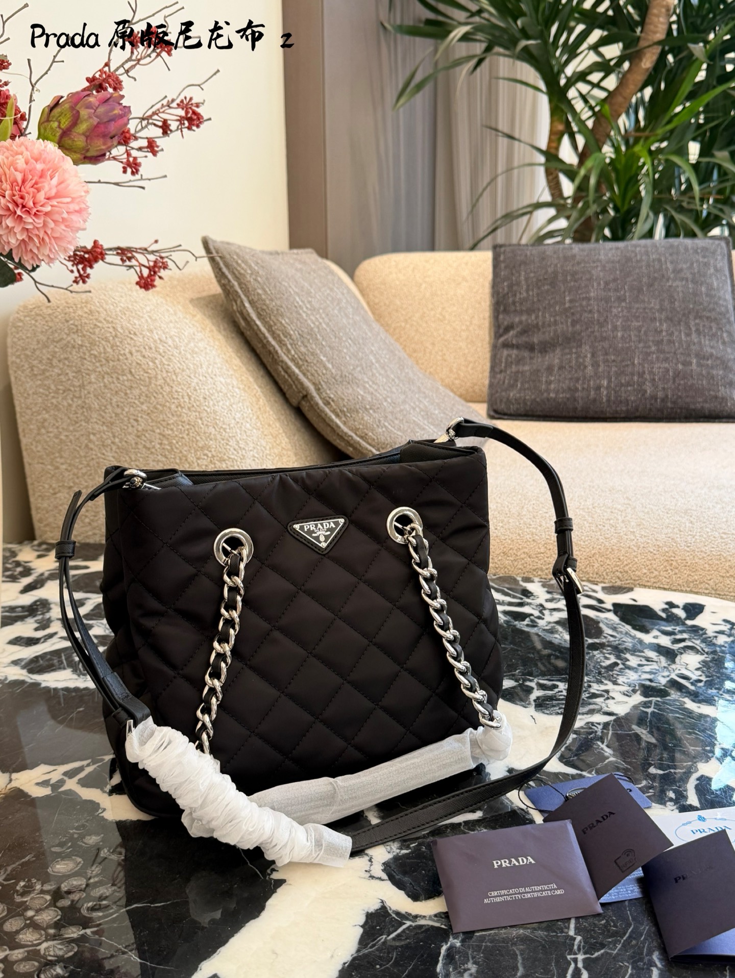 💰300 Prada菱格链条托特包
Prada这款 菱格链条托特包采用经典尼龙降落伞材质,轻便耐用还防水防污,日常打理超省心*+。标志性菱格纹+银色链条,简约又有辨识度,黑银配色低调百搭,怎么 搭都好看!尺寸约26x22cm, 容量大,通勤or短途出行都,很OK。拉链开合更安全,附可拆卸肩带,手提斜挎随心切换,实用又时髦。