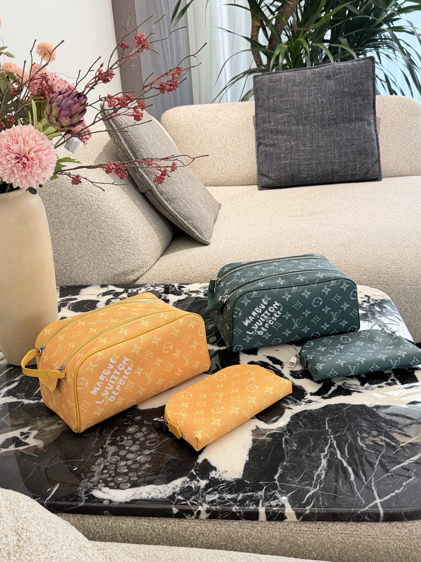 LV Bosphore绿色狗爪相机包 LV Bosphore系列相机包,采用Monogram Heritage帆布,深海绿配色+经典老花,清新又有辨识度+.包身点缀狗爪印花,俏皮可爱.尺寸适中,双拉链设计,收纳方便,肩带可调节,支持斜挎或手提多种背法.无论日常出行还是旅行,实用又时髦,轻松提升穿搭氛围感目.26cm无盒