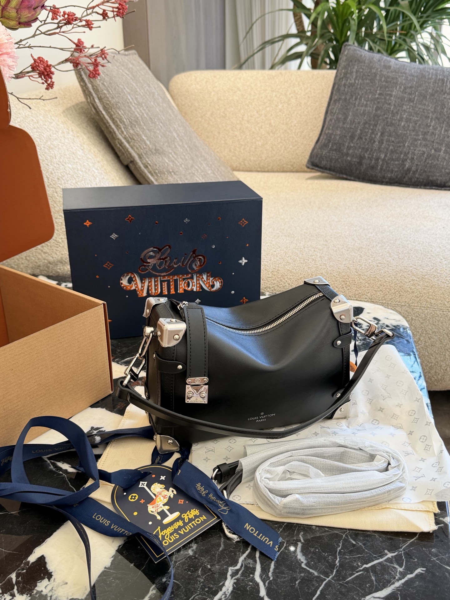 💰300 
LV新款 Side Trunk 纯皮包包 软盒子
纯色油蜡牛皮革材质
包身采用经典映箱等细节😍
自带手柄🉑️调节肩带均可拆卸
方便手拎 肩背 斜挎 包型格春夏更配哦24cm双盒