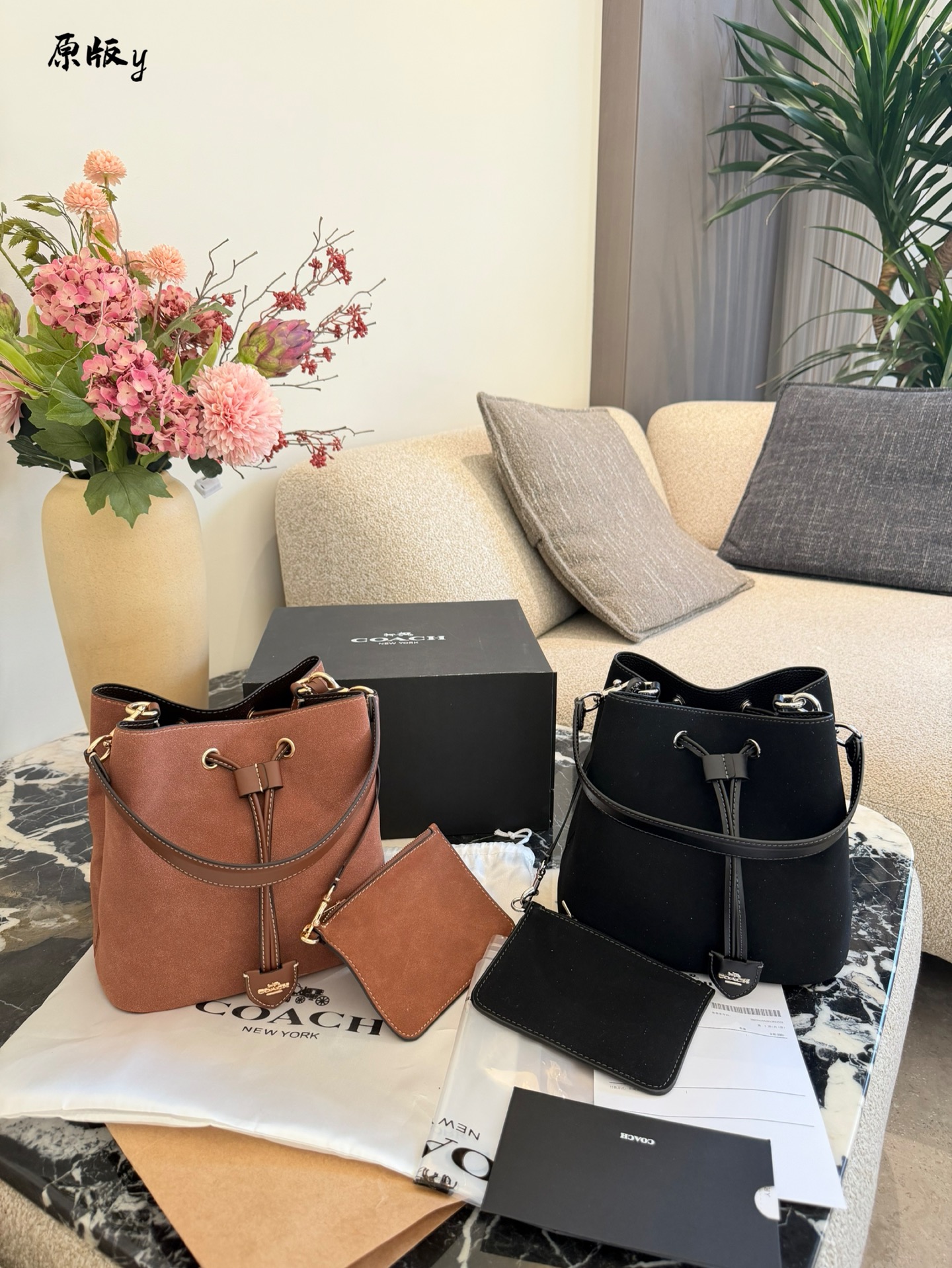 Bolso cubo Coach Rowan El bolso cubo Coach Rowan tiene un tacto suave y delicado, con ribete de cuero liso y cordón met…