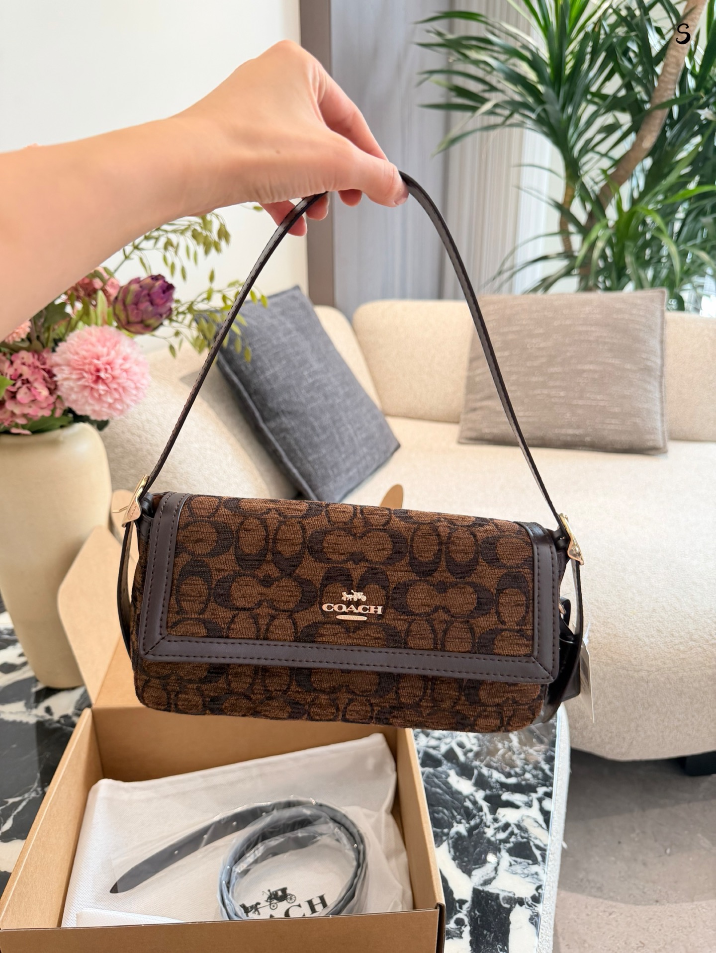 Coach | Etta bolso de hombro pequeño en color trufa refinado 🌰 bonito, el bolso de hombro pequeño Etta en color trufa …