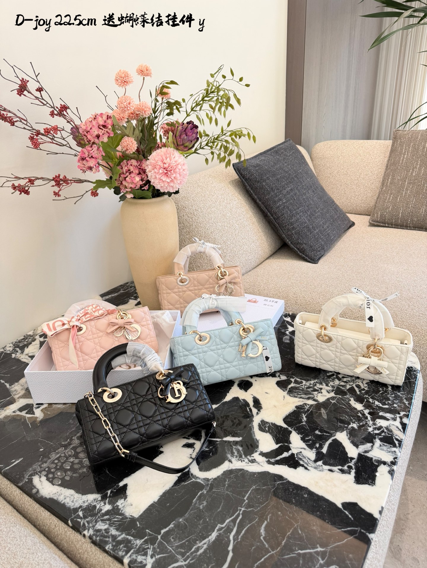P315 | Dior Lady D-joy Horizontal Version Of Dior Bag | Dior Lady D-joy Horizontal Version Of Dior Bag, Black Sheepskin + Cannage Pattern Topstitching, Light Gold D.i.o.r. Pendant Is Super Recognizable. Small Size 22.5×12×5.5cm, Equipped With Detachable Chain Shoulder Strap & Adjustable Leather Shoulder Strap, It Can Be Carried By Hand, Shoulder Or Cross-body The Horizontal Design Is Lighter And More Playful, Making It Easy To Handle For Daily Commuting And Casual Outings. It Is Elegant And Practical. It Is A Modern Interpretation Of Dior's Classic Princess Diana Bag.