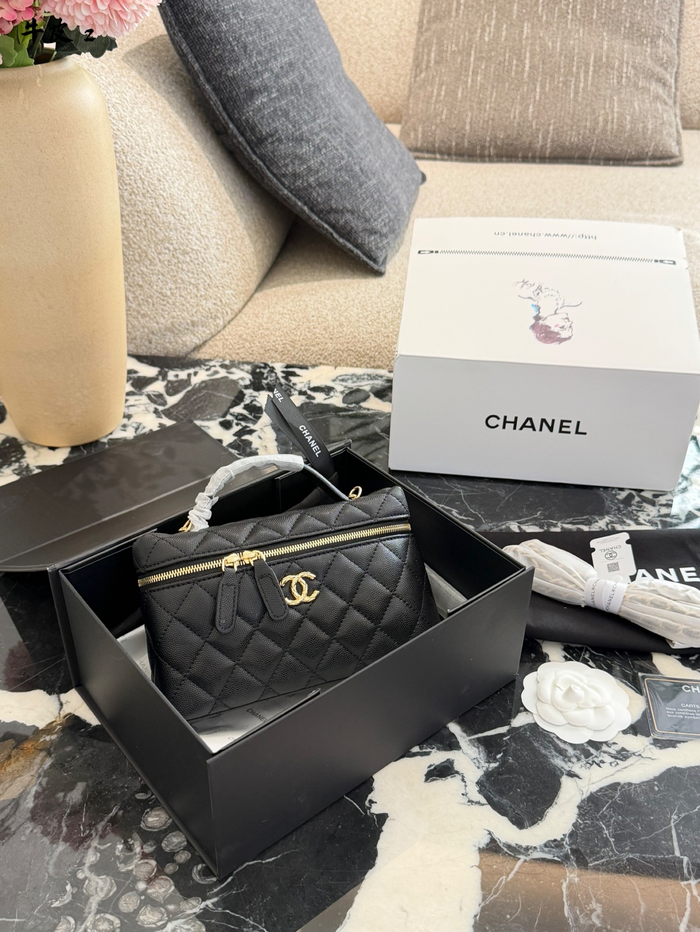💰400
香奈儿26C L💰饭盒包，黑色荔枝纹牛皮+金色双C Logo，经典菱格纹设计，质感细腻耐用✨。尺寸17×19.5×5cm，小巧轻便，日常出行超适合！顶部手柄+可拆卸皮穿链条，手提斜挎都OK，灵活百搭。内部空间能装手机、口红、气垫等日常小物，实用又时髦💼。26C系列大Logo+精致五金，优雅又有辨识度，是香奈儿热门款，四季都能轻松搭配各种穿搭风格！双盒