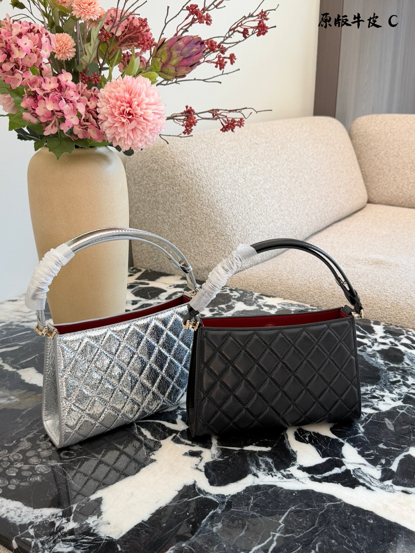 P323 | 𝐂𝐡𝐚𝐧𝐞𝐥 𝟐𝟔𝐗 Christmas Limited Edition 𝐡𝐨𝐛𝐨 Armpit Bag Is So Cute Wow R | Classic Rhombus Wrapped In Christmas Gold Flame | Small Handbag 𝐡𝐨𝐛𝐨 It’s Both Elegant And A Little Playful And Relaxed | The Gold Leather Pendant And Black Gold Contrasting Colors Are High-end And Festive, And It’s Very Eye-catching Perfectly Matches The "Christmas" Atmosphere | The Black Sheepskin Is Delicate And Soft, The Rhombus Is Full And Elastic‼ ️ | Short Handle 🉑 Adjustable, Both Hand-held And Hand-held Are Elegant | The Pendant 🉑 Can Be Disassembled And Transformed Into A Daily Commuter Like R | 22cm Without Box
