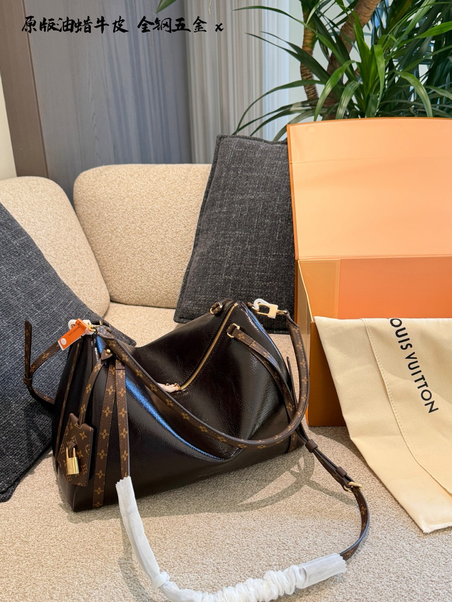 P480 | Lv Express Medium Oil-waxed Leather Handbag​​ | Lv Express Medium-sized Handbag Is Made Of Ebony Oil-waxed Cowhide. The Texture Is Soft And Shiny, And The More You Use It, The More Unique The Texture Becomes. Large Capacity Of 36x20x27cm, Very Practical For Commuting And Short Trips The Shoulder Strap Is Made Of Classic Monogram Canvas, Which Is Suitable For Hand-carrying And Cross-body Wear. It Is Flexible And Versatile. The Internal Fabric Lining Makes Zipper Opening And Closing Safer. It Is Fashionable And Relaxed When Paired With A Windbreaker And Coat In Autumn And Winter. It Is A Popular Style In Lv Shows.