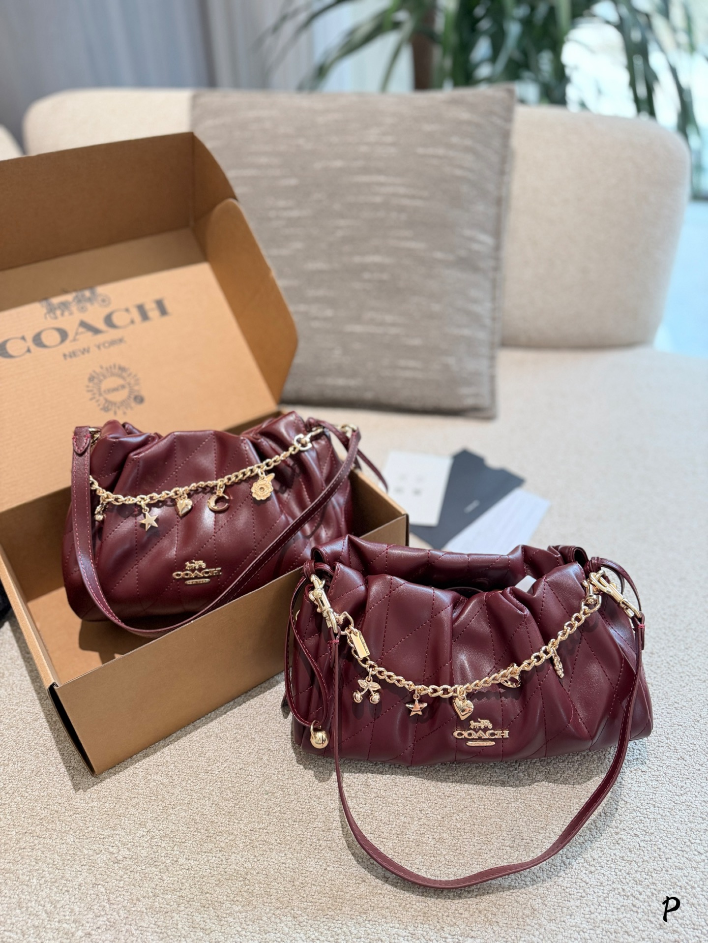 Coach Evelyn34 con cadena de estrellas, versión horizontal y vertical ✨ Bolso Coach Evelyn34, piel de rombos negra con …
