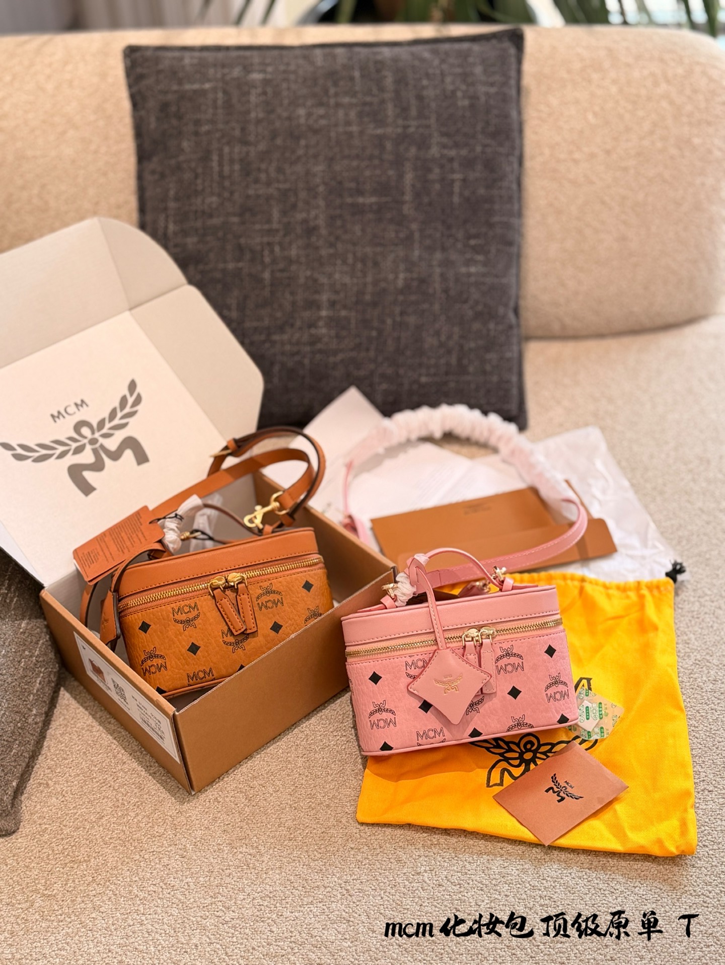 p180 MCM bolso caja color coñac ✨MCM bolso caja color coñac, serie clásica Visetos, cuero de alta calidad con…