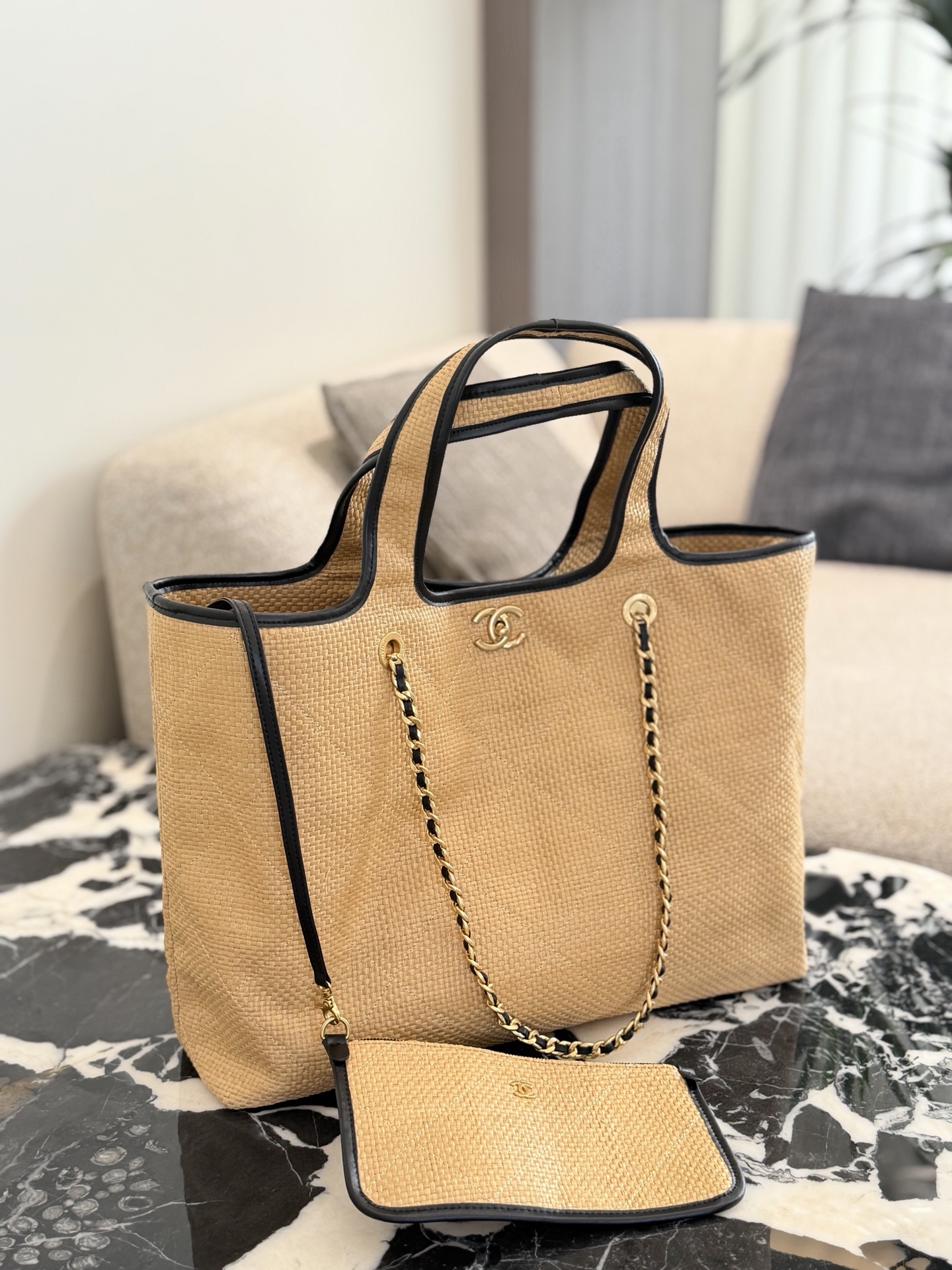 💰320 
香奈儿26C草编拼皮托特包​​
🌾香奈儿26C早春度假系列草编拼皮托特包，天然草编+黑色皮革饰边，金色链条点缀，简约又有度假氛围感✨。包身正面是经典双C金属Logo，辨识度超高！尺寸适中，日常出行或度假都很实用，内部空间超能装，附带小手拿包，收纳小物超方便👜。草编材质轻便透气，春夏搭配休闲或度假风穿搭，轻松get慵懒高级感～40cm无盒