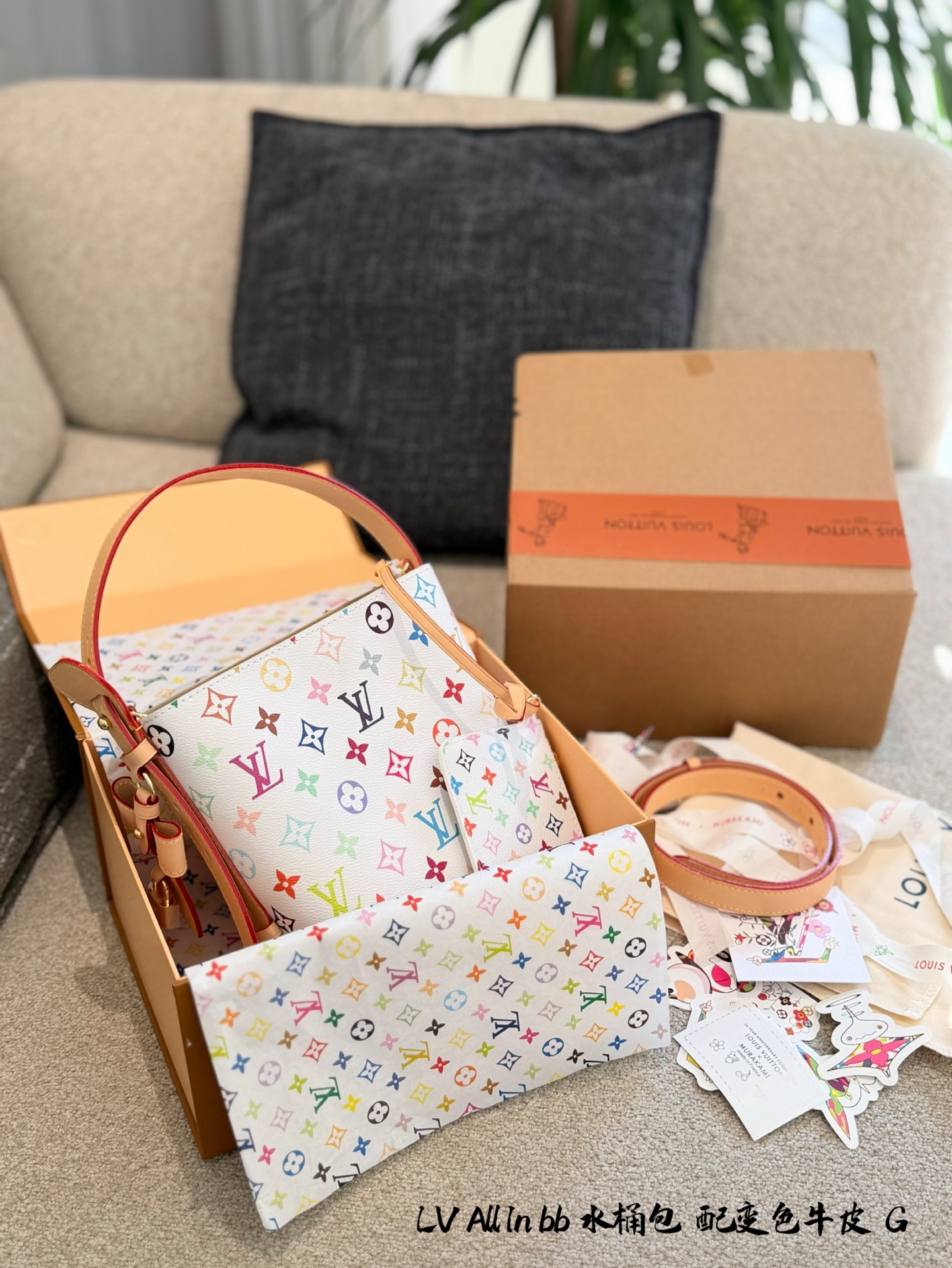 💰280
LV村上隆白三彩All In BB水桶包
🎨LV与村上隆联名的白三彩All In BB水桶包,白色涂层帆布+多彩Monogram,搭配牛皮肩带和蝴蝶结挂饰,少女感满满✨。尺寸18×16cm,容量适中,通勤休闲都OK。可手提、单肩、斜挎,背法多样,实用又时髦!白三彩系列是千禧年经典,复刻后依然超受欢迎,收藏价值拉满💖。