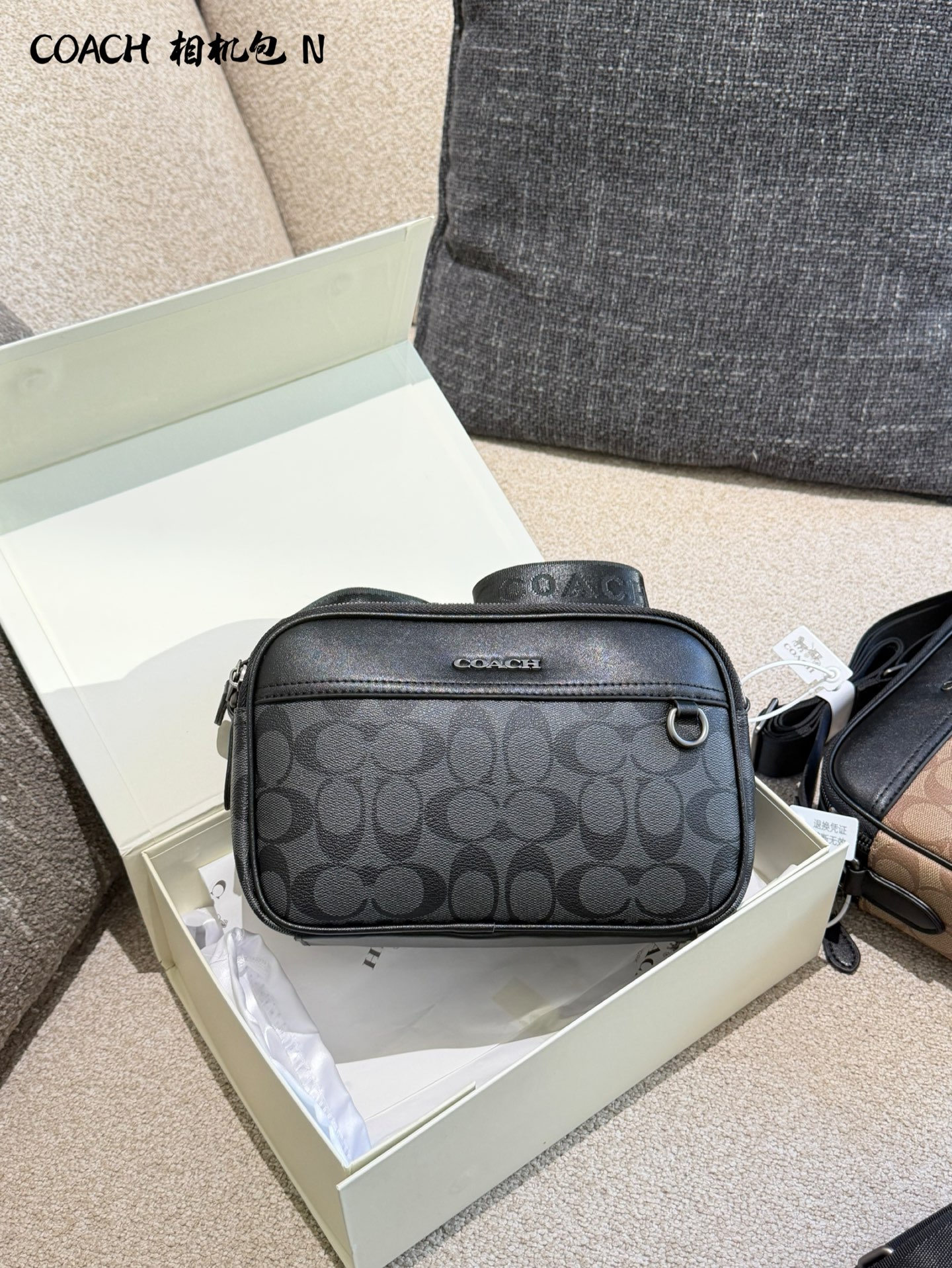 Cámara COACH Graham 🖤 Cámara COACH Graham 23, clásico estampado monograma en caqui y negro con ribetes de cuero negro,…