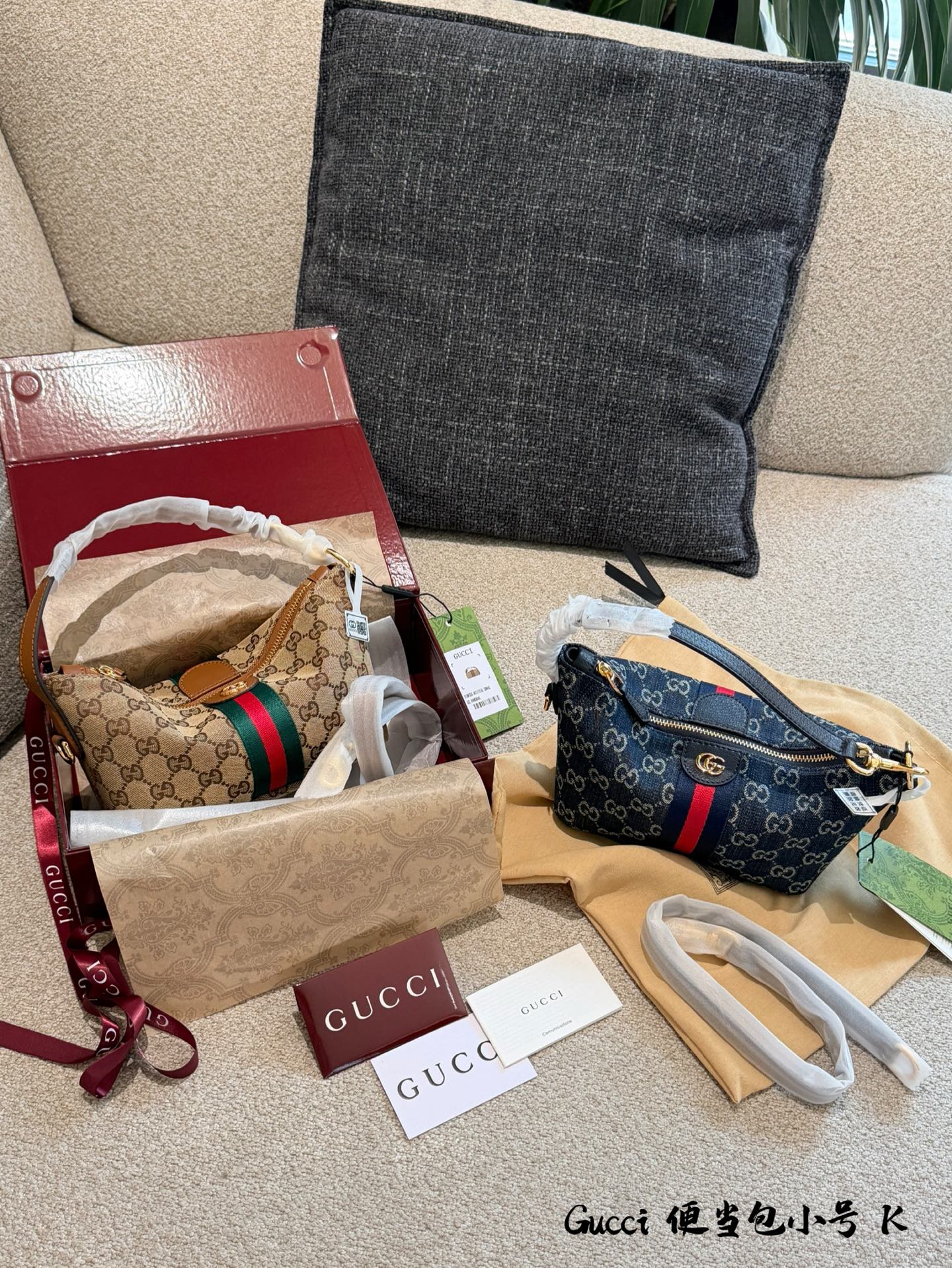 Gucci Vanity迷你饭盒包​​ 👜Gucci Vanity迷你饭盒包,经典GG Supreme老花帆布+红绿织带,复古感满满!圆角矩形设计,轻巧便携,手提、腋下、斜挎都OK,日常出街超百搭✨.内部虽小但能装下口红、卡包、手机等随身物品,实用又时髦.帆布材质耐磨易打理,雨天也不怕,是秋冬穿搭的点睛之选🍂.