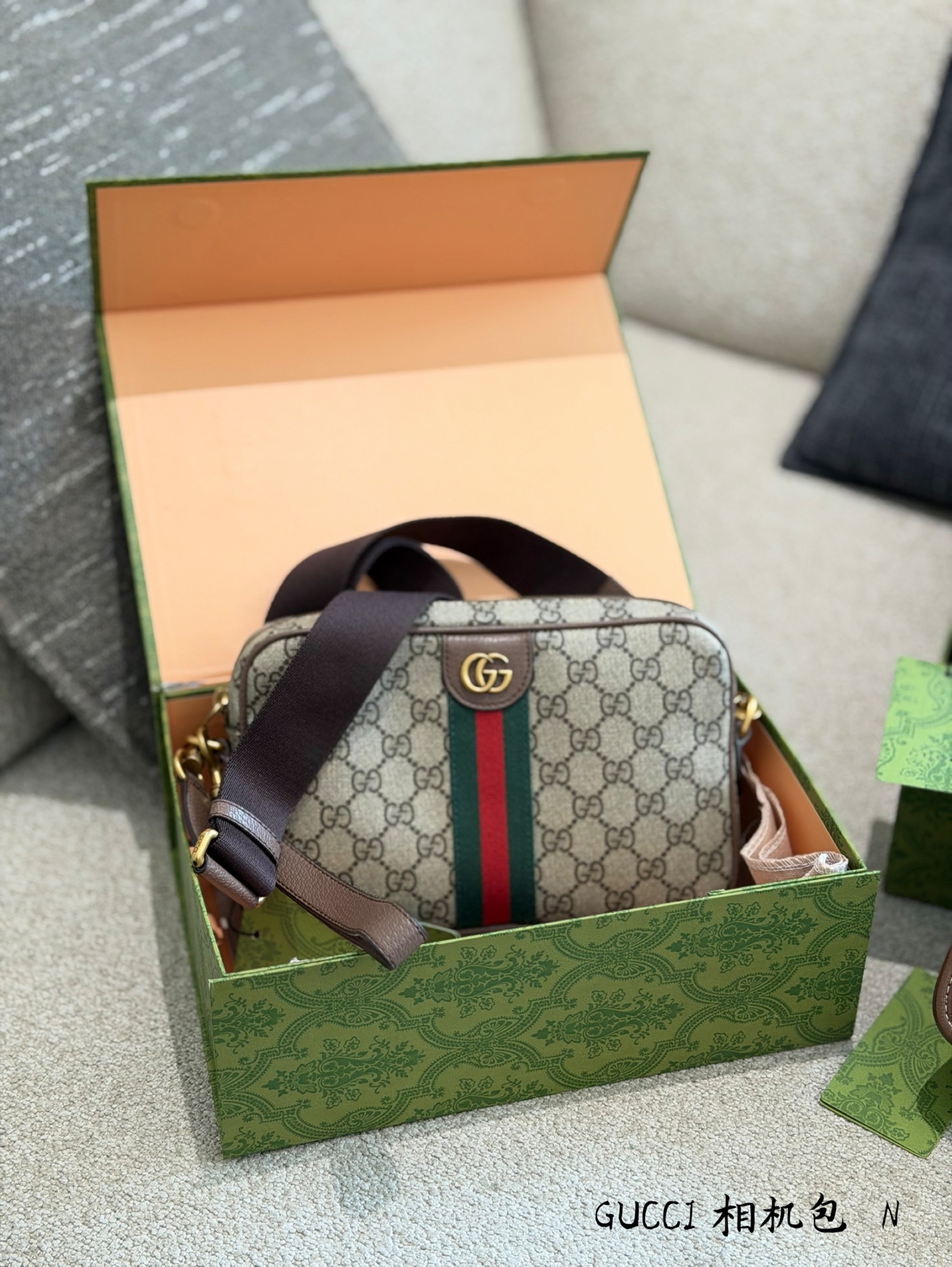 P225 | Gucci Ophidia Series Camera Bag | Gucci Ophidia Series Small Camera Bag, Made Of Beige Ebony Gg Supreme Canvas, With Bright Orange Leather Piping And Red And Green Webbing, Retro And Fashionable The Shoulder Strap Is Adjustable And Can Be Carried Cross-body Or On One Shoulder. The Capacity Is Moderate, Making It Suitable For Daily Commuting And Leisure Travel. There Is A Zipper Bag Inside For Easy Storage. The Double G Logo Is Very Recognizable And Is One Of The Classic Elements Of Gucci. It Is Practical And Versatile, And Has A Perfect Sense Of Fashion 22cm