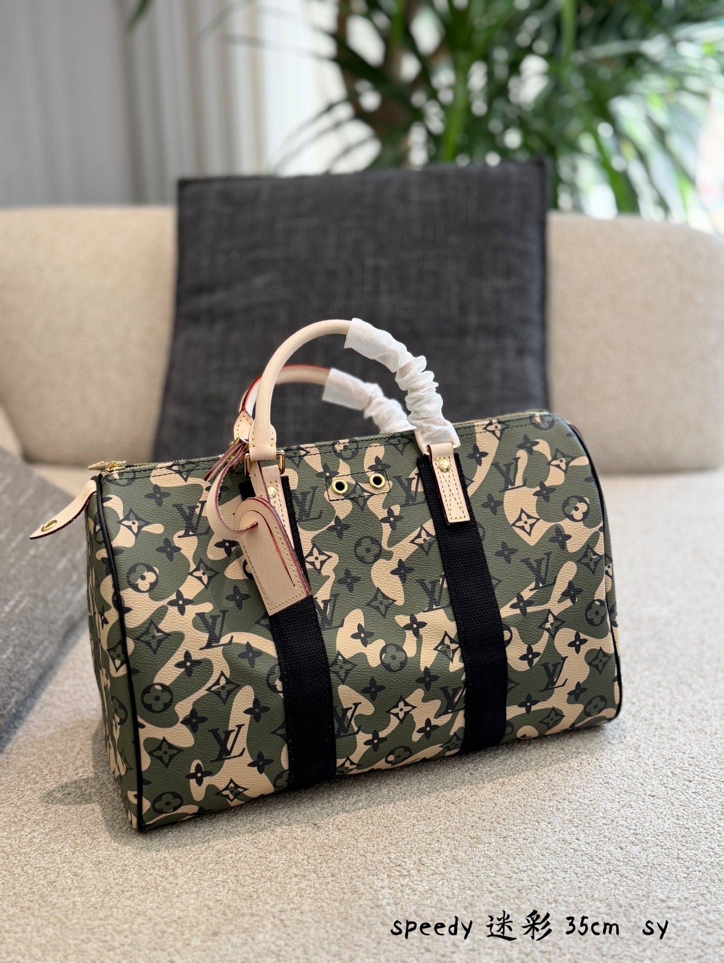 Lv Murakami Camouflage Tote Bag Pillow Bag P315 | Lv And Takashi Murakami’s 2003 Joint Camouflage Tote Bag, Classic Monogram Canvas + Camouflage Elements, Full Of Artistic Sense Green, Beige And Black Camouflage With Lv Logo Are Highly Recognizable. Black Webbing + White Leather Handle, Practical And Fashionable, Suitable For Daily Commuting And Casual Outings. A Representative Of The Millennium Trend, It Has High Collection Value And Is Very Popular In The Second-hand Market. It Is A Must-have Item For Fashion Lovers