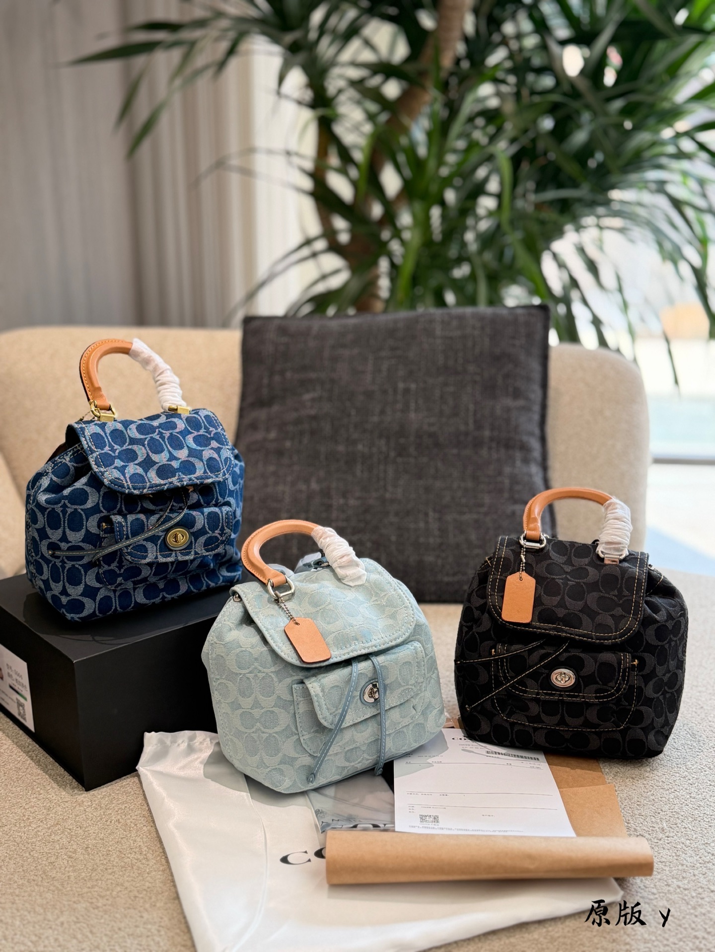 COACH Riya mochila de tela de crepe 💙 COACH Riya mochila, tela de crepe azul claro + monograma clásico, con …