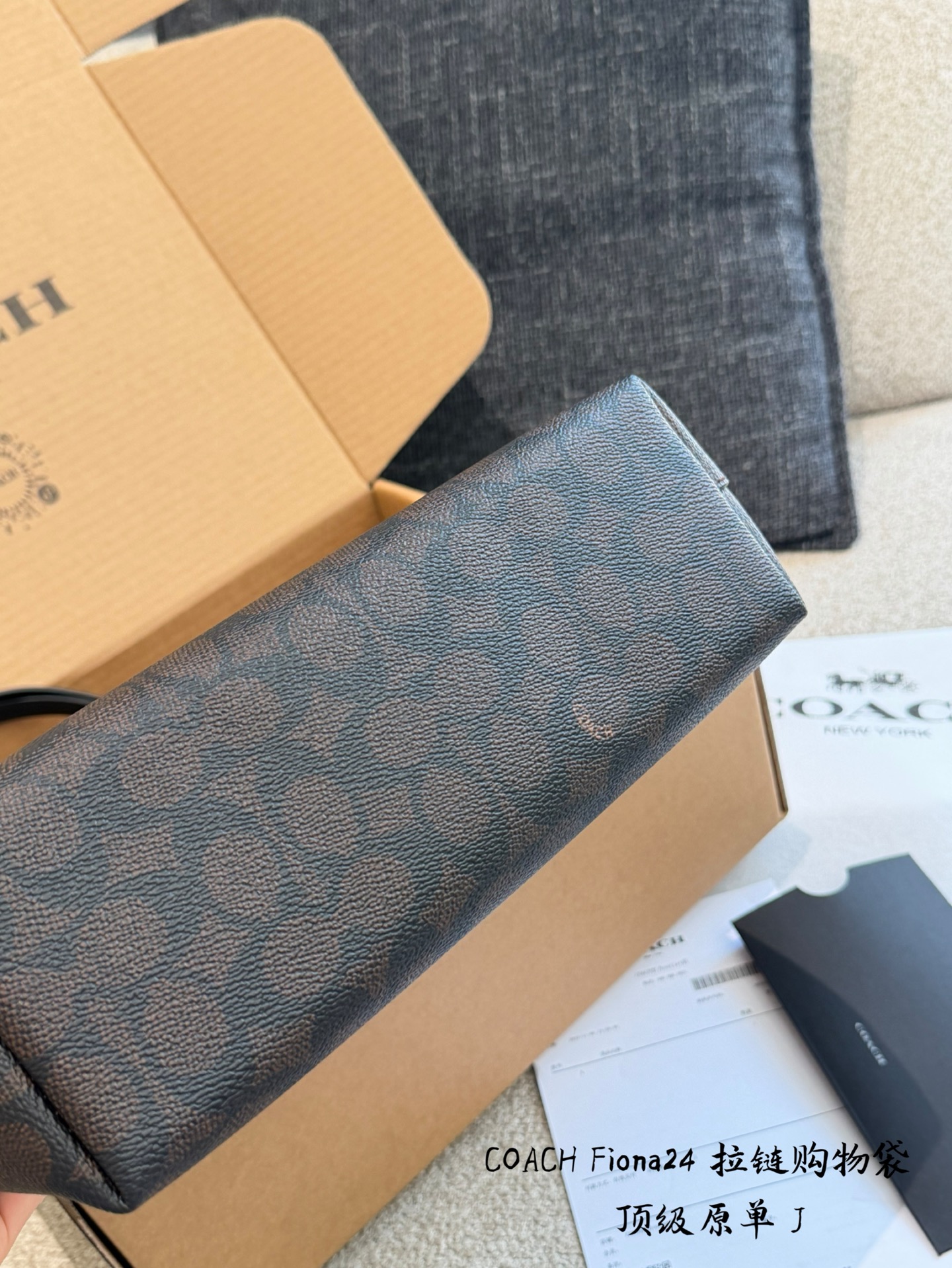 Coach Fiona24 bolso de compras. Tamaño adecuado: la base mide aproximadamente 24 cm de largo, un poco más peq…