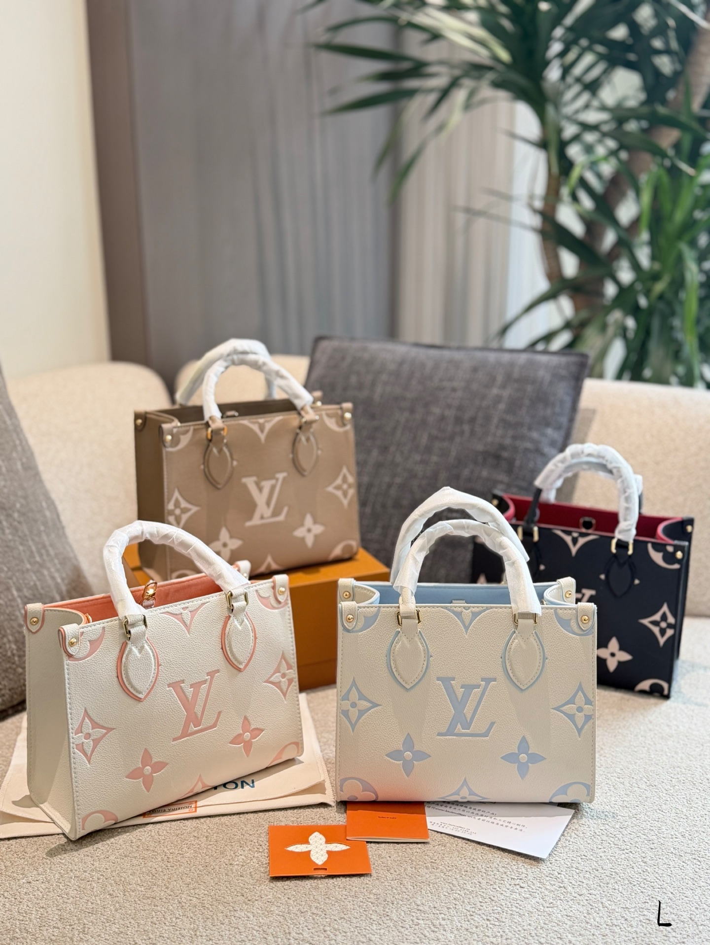 LV Onthego手袋​​ 👜LV Onthego小号手袋,采用Monogram Empreinte压花牛皮,低调搭配经典老花,简约又高级✨.尺寸26x18x11cm,配可拆卸长肩带,手提、单肩、斜挎都OK,通勤休闲都能轻松驾驭.内部空间超能装,手机、钱包、化妆品统统搞定,分区合理,日常超实用!大象灰配色温柔百搭,越用越有质感,是LV热门经典款之一💼.
