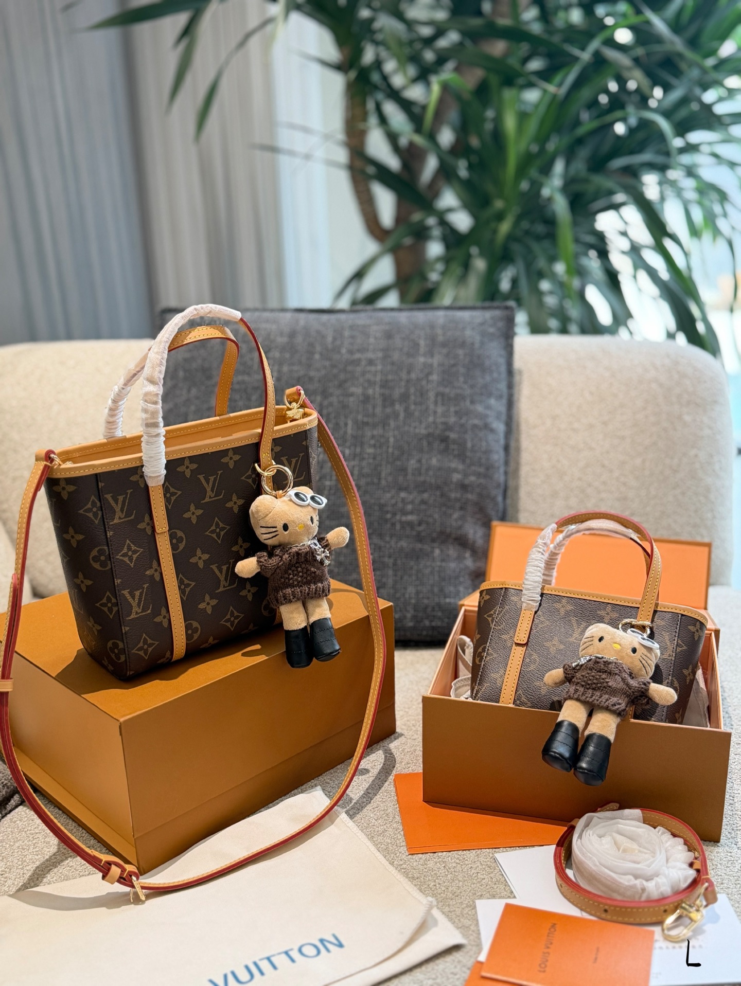 ​​LV中古菜篮子改造款送kitty挂件 👜经典Monogram老花帆布+植鞣革肩带,复古又耐用!大容量设计,通勤、出差、户外都能轻松装下日常物品✨.肩带可调节,手提、单肩、斜挎随心切换,百搭不挑人.70年代经典款,老花图案超有辨识度,实用又时髦,是中古包爱好者必入热门单品! 16cm20cm底长