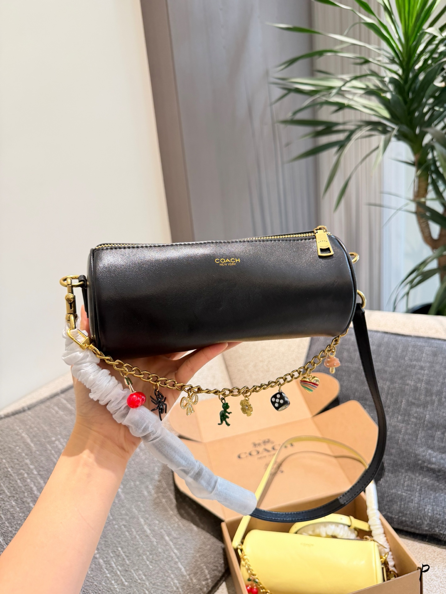Es hora de comprar tu primer 'bolso cubo' de este año. 🥂 Coach Barrel Bag (bolso cubo), con su forma cilíndr…