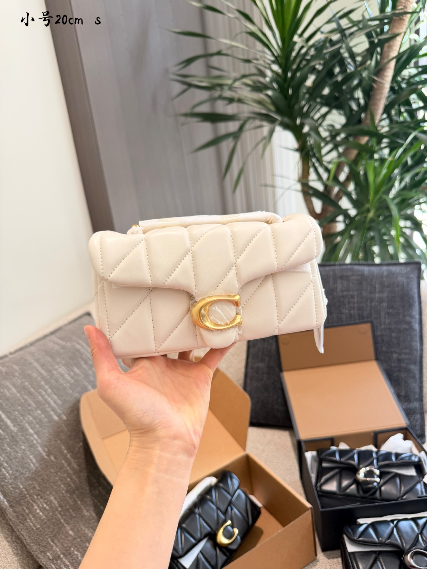 COACH Tabby bolso de cadena negro y dorado 🖤 COACH Tabby bolso de cadena negro y dorado, con piel suave de napa, acolc…