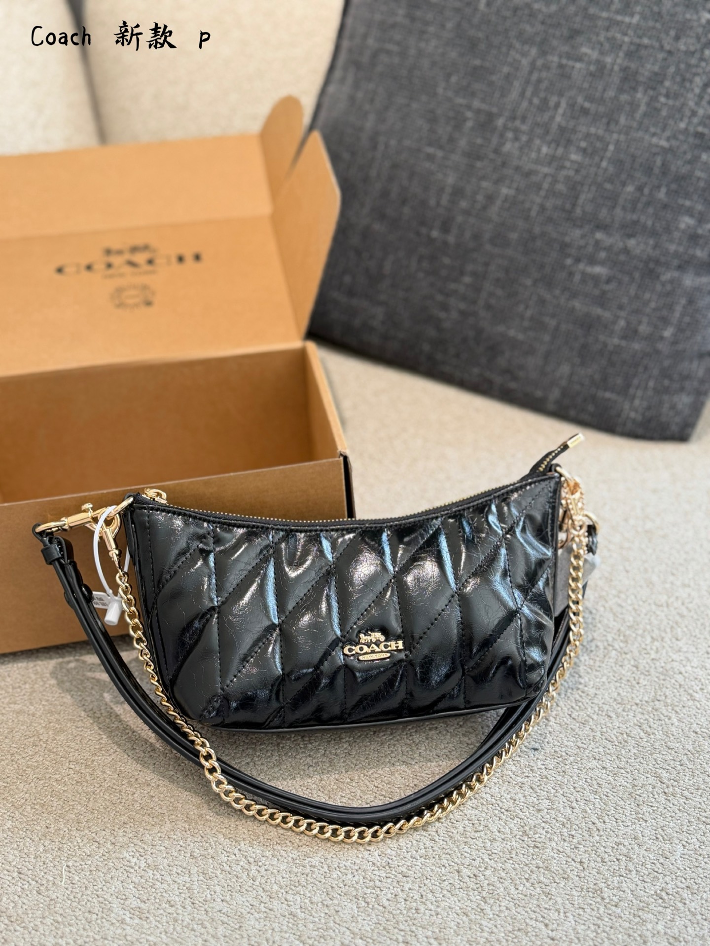 P218 | Coach Caitlin Chain Bag | Coach Caitlin Chain Bag, Diamond Pattern, Metal Chain Shoulder Strap + Cherry Charm, Playful And Fashionable. The Shoulder Strap Is Adjustable And Can Be Worn On One Shoulder Or Across The Body. It Is Very Versatile For Daily Outings The Bag Is Lightweight And Can Be Easily Carried In A Mobile Phone Wallet. It Is A Great Addition To Casual Style In Summer. The Caitlin Series Is A Popular Model Of Coach. It Is Practical And Has A Sense Of Design, And Is Loved By Young People