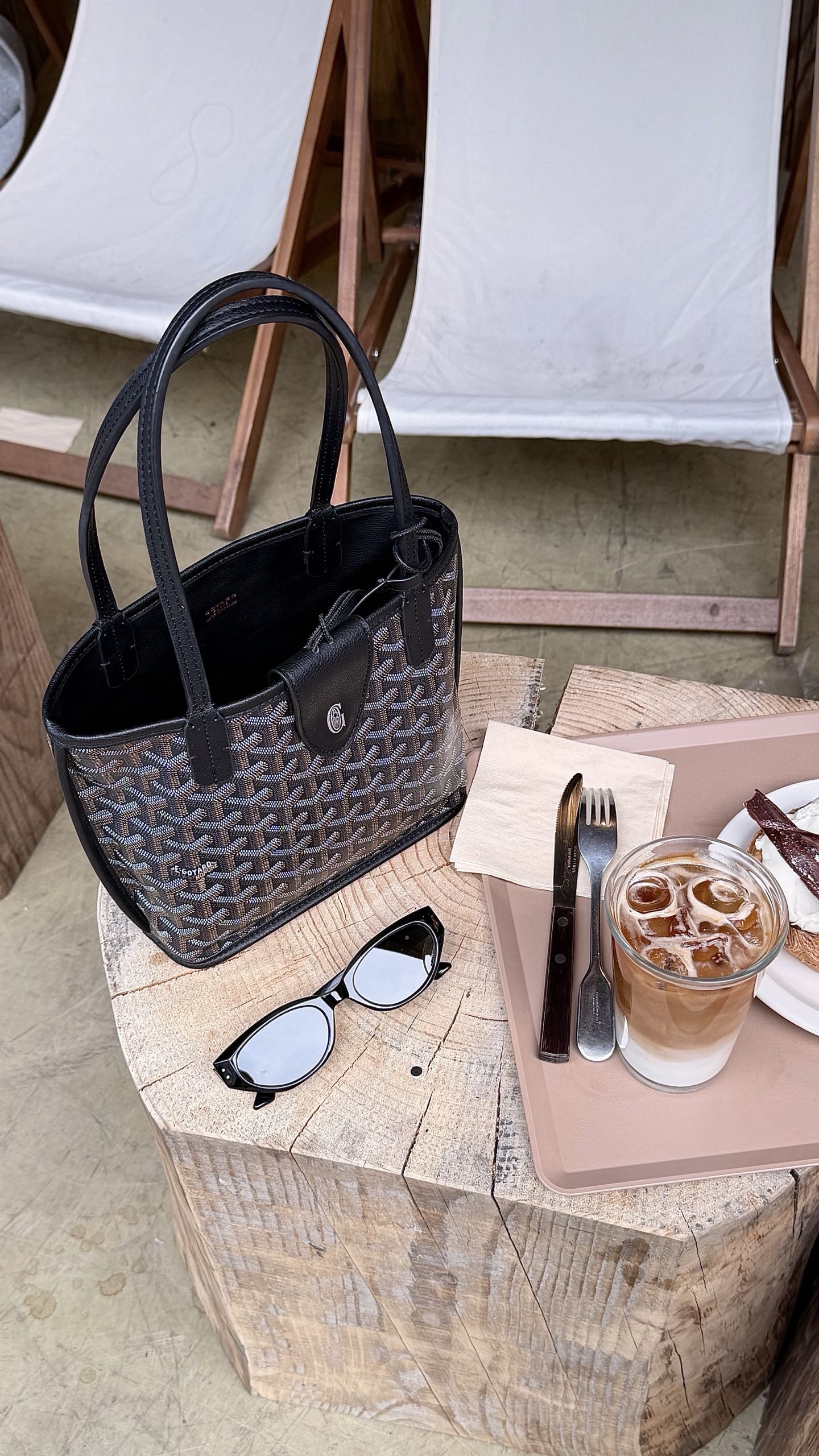 P218 | Goyard Anjou Mini Tote Bag | Goyard Anjou Mini Tote Bag, Classic Y-shaped Presbyopic Canvas + Black Leather Trim, Low-key Yet Recognizable. The Size Is 20×15×11cm, Compact And Lightweight, Perfect For Commuting And Traveling There Are No Compartments Inside, So It Is Recommended To Use An Inner Bag To Improve Storage And Protection. Equipped With A Detachable Card Holder, It Is Practical And Exquisite, And Full Of French Elegance. It Can Easily Hold Daily Items, Making It A Classic Choice Among Niche Luxury Goods
