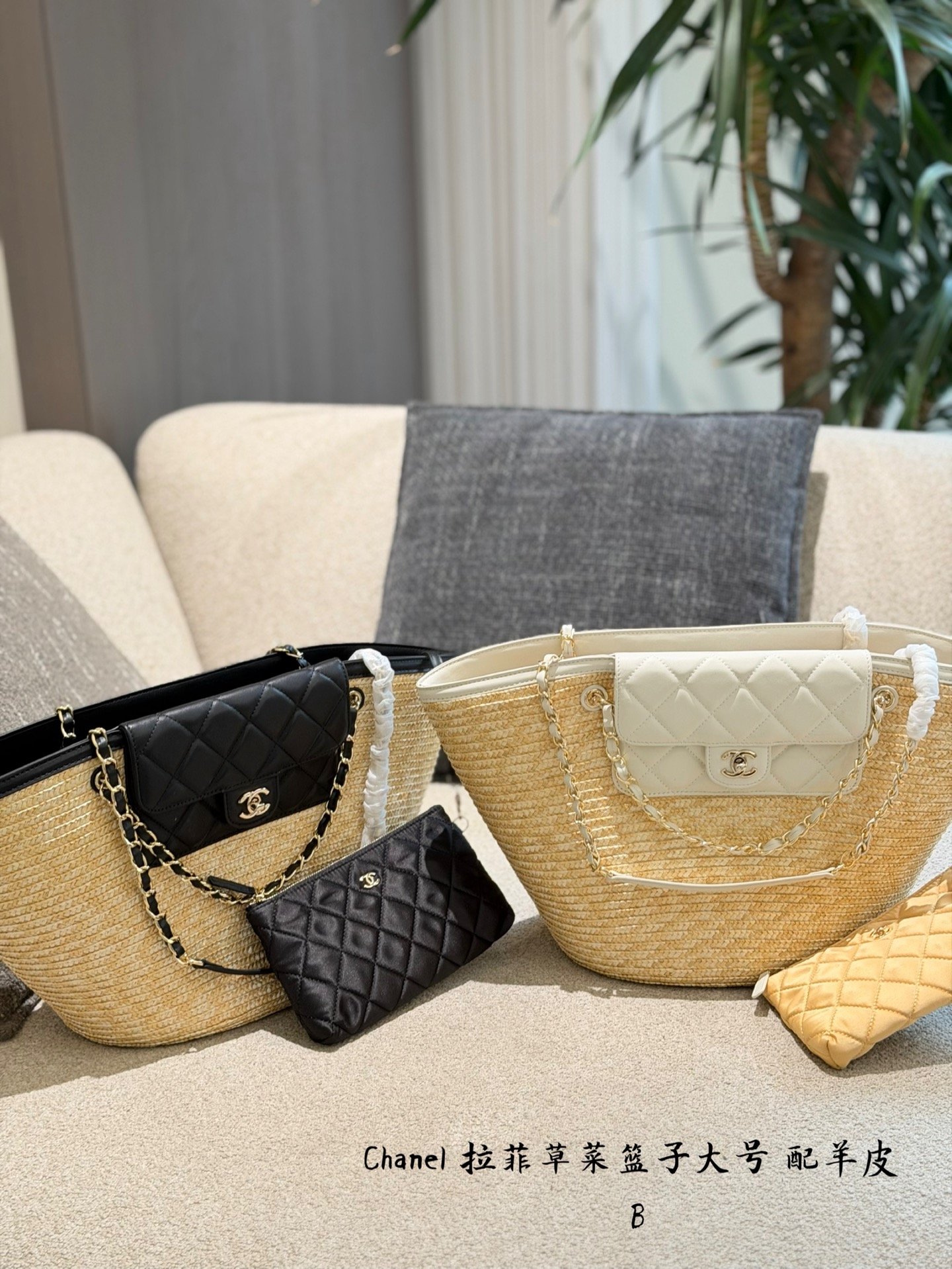 P390 | Chanel 26c Raffia Vegetable Basket Bag | Chanel 26c Raffia Vegetable Basket Bag, Early Spring Vacation Series, Raffia Weaving + Black Sheepskin Stitching, The Classic Double C Logo Is Super Recognizable. The Metal Chain Shoulder Strap Can Be Carried By Hand Or On The Shoulder. It Comes With A Small Diamond Pocket, Which Is Practical And Exquisite. The Large Capacity Is Super Versatile And Can Be Easily Used For Commuting, Picnics, And Beach Vacations. It Has A French-style Lazy Atmosphere And Is A Must-have Fashion Item In Summer