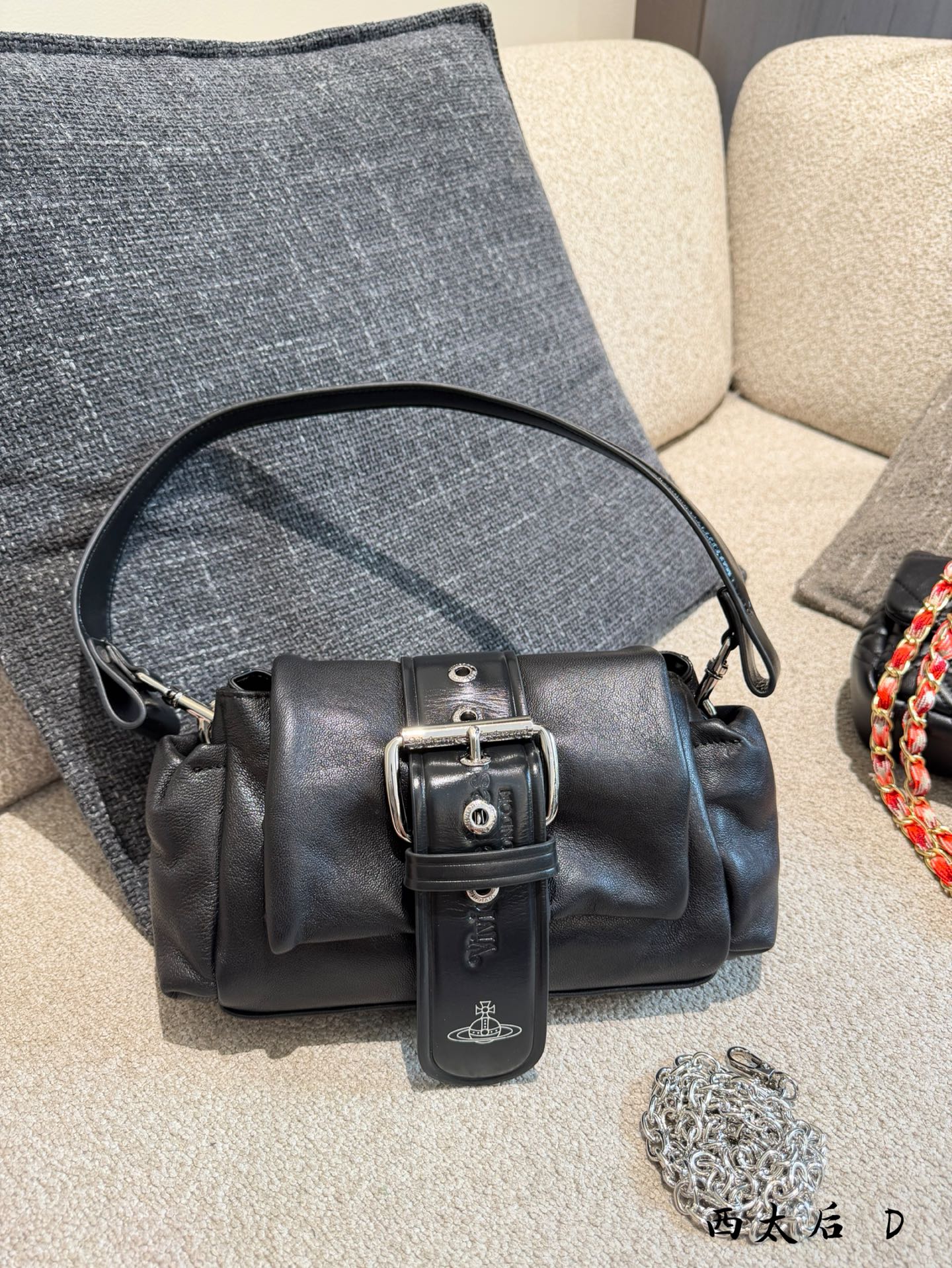 P375 | Queen Mother Hazel Bow Bag | Vivienne Westwood Hazel Series Armpit Bag, Made Of Soft Black Lambskin, Feels Great Silver Buckle + Bow Design On The Front, Perfect For Recognition. The Cover Of The Bag Has A Leather Band Of The Same Color And Is Embossed With The Classic Saturn Logo, A Must-have For Detail The Size Is Compact, Making It Versatile For Daily Commuting And Going Out On The Street. It Can Be Easily Matched With Various Outfit Styles. It Is Fashionable And Practical