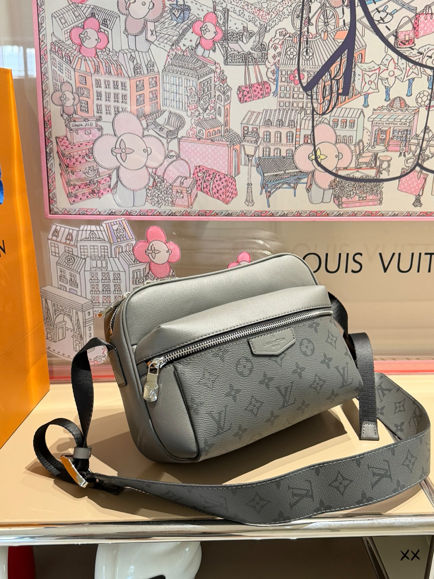 P263 | Lv Outdoor Silver-gray Messenger Bag | Lv Outdoor Series Silver-gray Messenger Bag Is Made Of Monogram Eclipse Coated Canvas + Cowhide Trim, Which Is Low-key And Recognizable. The Bag Has A Simple Body, Zipper Compartment + Adjustable Shoulder Strap, It Can Be Worn Cross-body Or Hand-held The Size Is Moderate, And It Can Fit Your Belongings During Daily Commuting And Leisure Travel. Limited Color Matching, Low Collision Rate, Perfect For You Who Like Individuality And Practicality