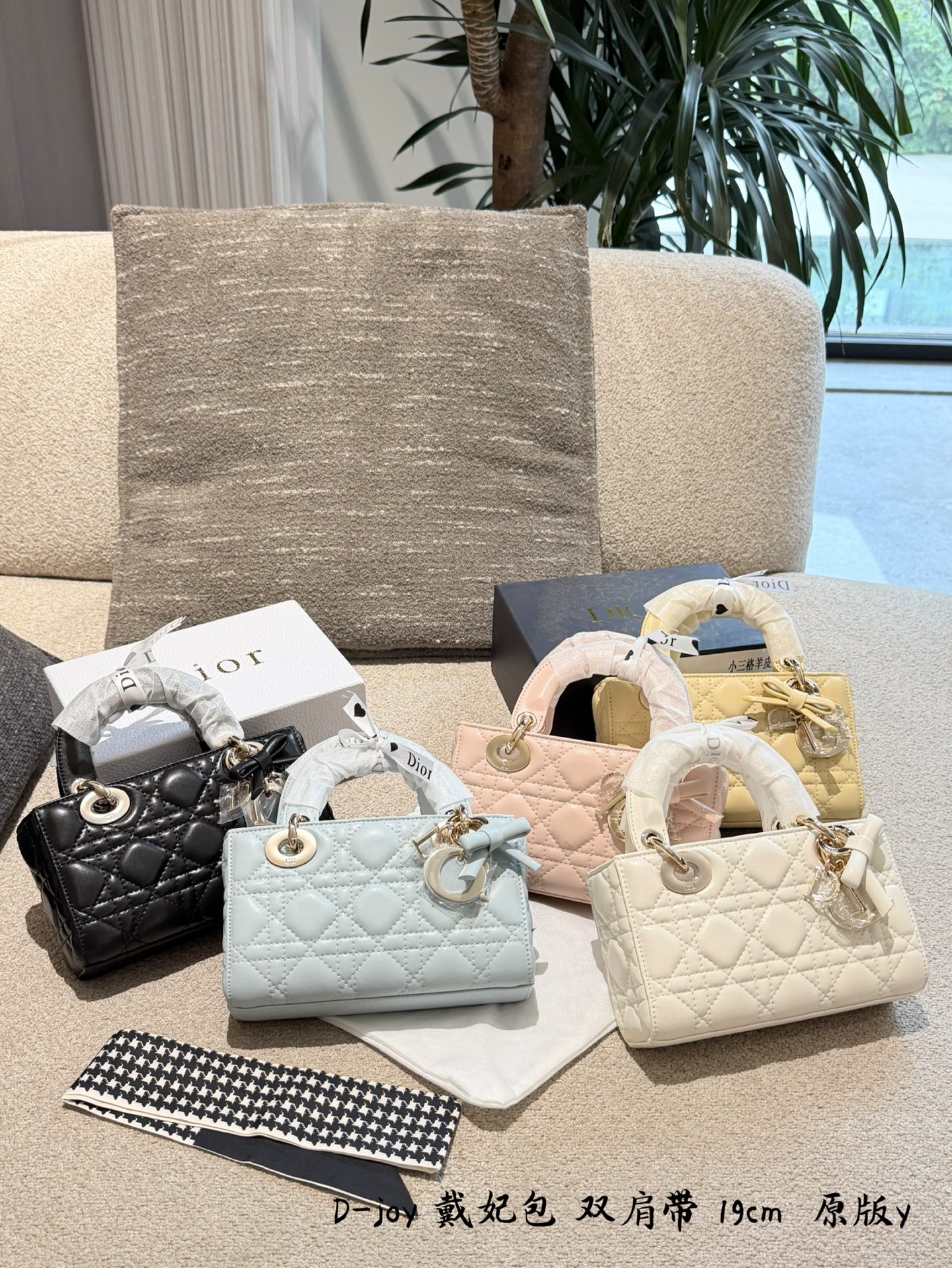 Dior Lady D-Joy,也被大家亲切地称为“ D-joy ”或“ 饭盒包 ”,是 戴妃包 (Lady Dior)家族中一个非常受欢迎的成员.它在保留经典元素的同时,融入了更多现代和实用的设计. ✨ 设计亮点:经典与年轻的结合 Lady D-Joy 被看作是戴妃包的年轻化改版. 它保留了标志性的“D.I.O.R.”金属吊饰和菱格纹缝线,但包型变得更窄更长,整体风格休闲随性了许多. 这种设计让它看起来既有戴妃包的优雅,又多了份时髦感,不容易过时. ​​材质:​​ 主要采用柔软的羊皮革,触感非常好,但也因此需要更细心的呵护. ​​背法:​​ 通常配有两条肩带,一条是短链条皮带,可以作腋下包或手提;另一条是可调节的长皮带,方便斜挎或单肩背,适用多种场合.